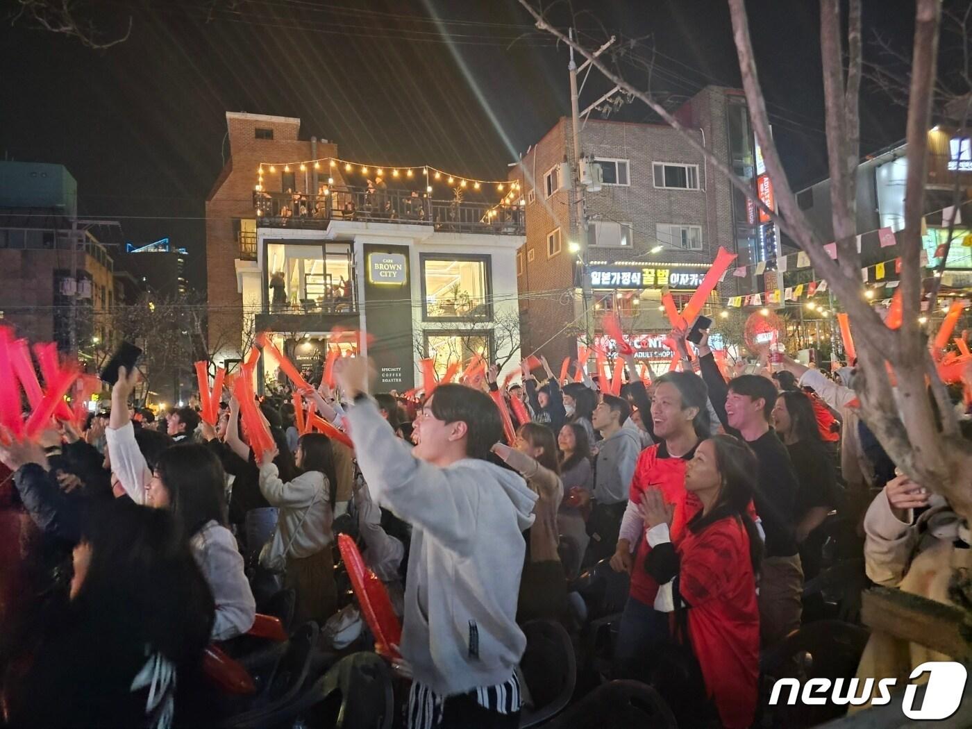 항저우 아시안게임 남자 축구 결승전이 열린 7일 저녁 홍대 일대에서 진행된 거리응원전에서 조영욱이 후반 26분 역전골을 터트리자 시민들이 환호하고 있다. 2023.10.7/뉴스1 ⓒ News1 정지윤 기자