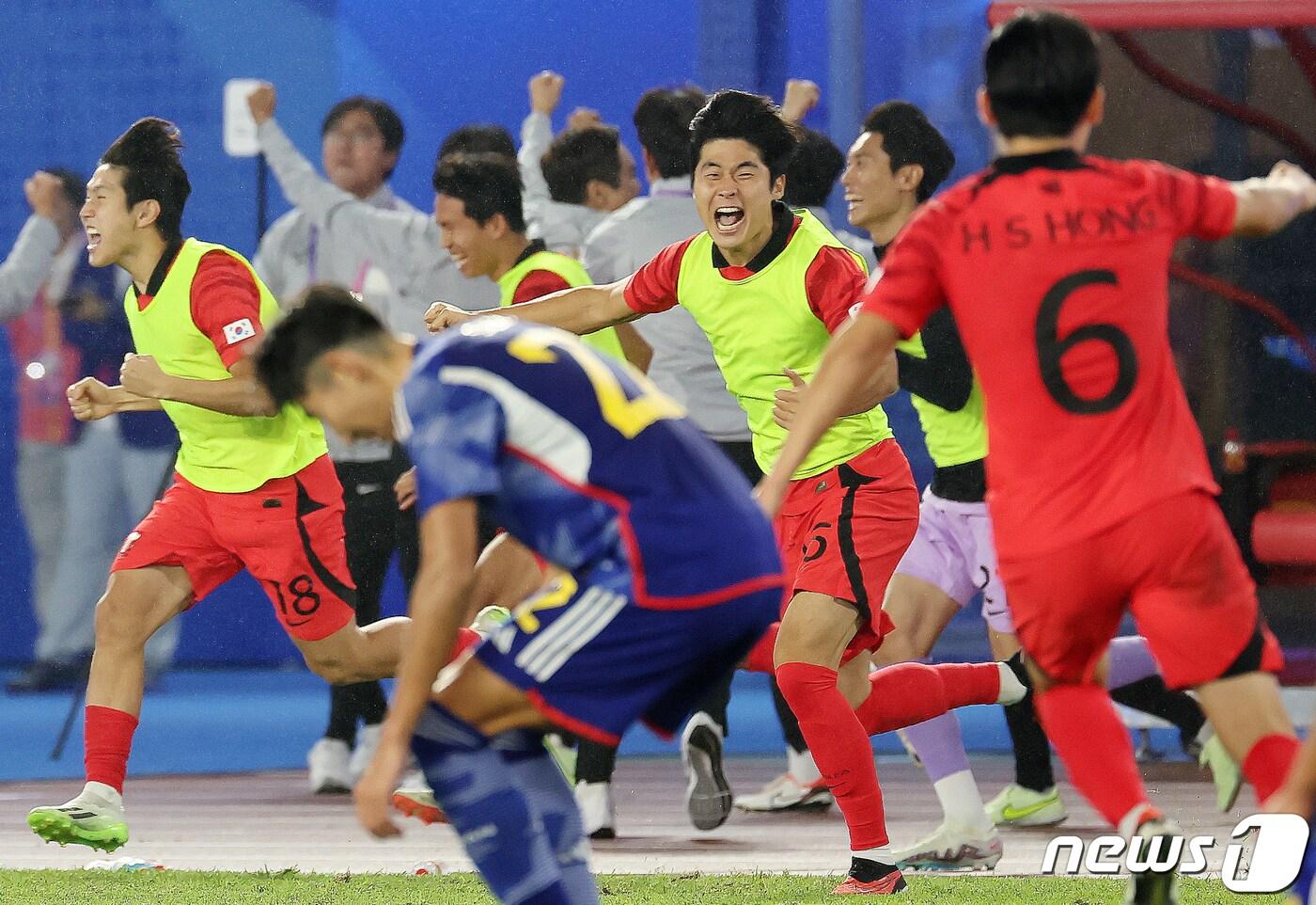 7일 오후 중국 항저우 황룽 스포츠센터 스타디움에서 열린 2022 항저우 아시안게임 남자 축구 대한민국과 일본의 결승전에서 2대1로 승리해 금메달을 확정지은 대한민국 축구 대표팀 이강인을 비롯한 선수들이 기쁨을 만끽하고 있다. 2023.10.8/뉴스1 ⓒ News1 민경석 기자