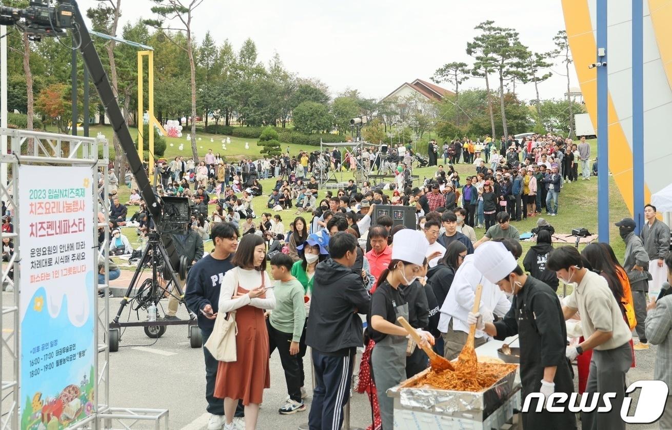 8일 전북 임실군 임실치즈테마파크서 열린 임실N치즈축제에서 관광객들이 치즈 떡볶기를 사기 위해 길게 줄을 서고 있다.&#40;임실군제공&#41;2023.10.8/뉴스1