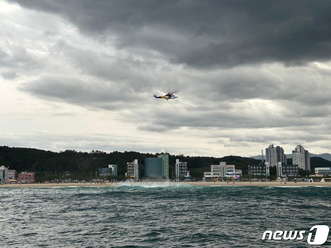 삼척해변 실종자 수색하는 해경.&#40;동해해경 제공&#41; 2023.10.8/뉴스1