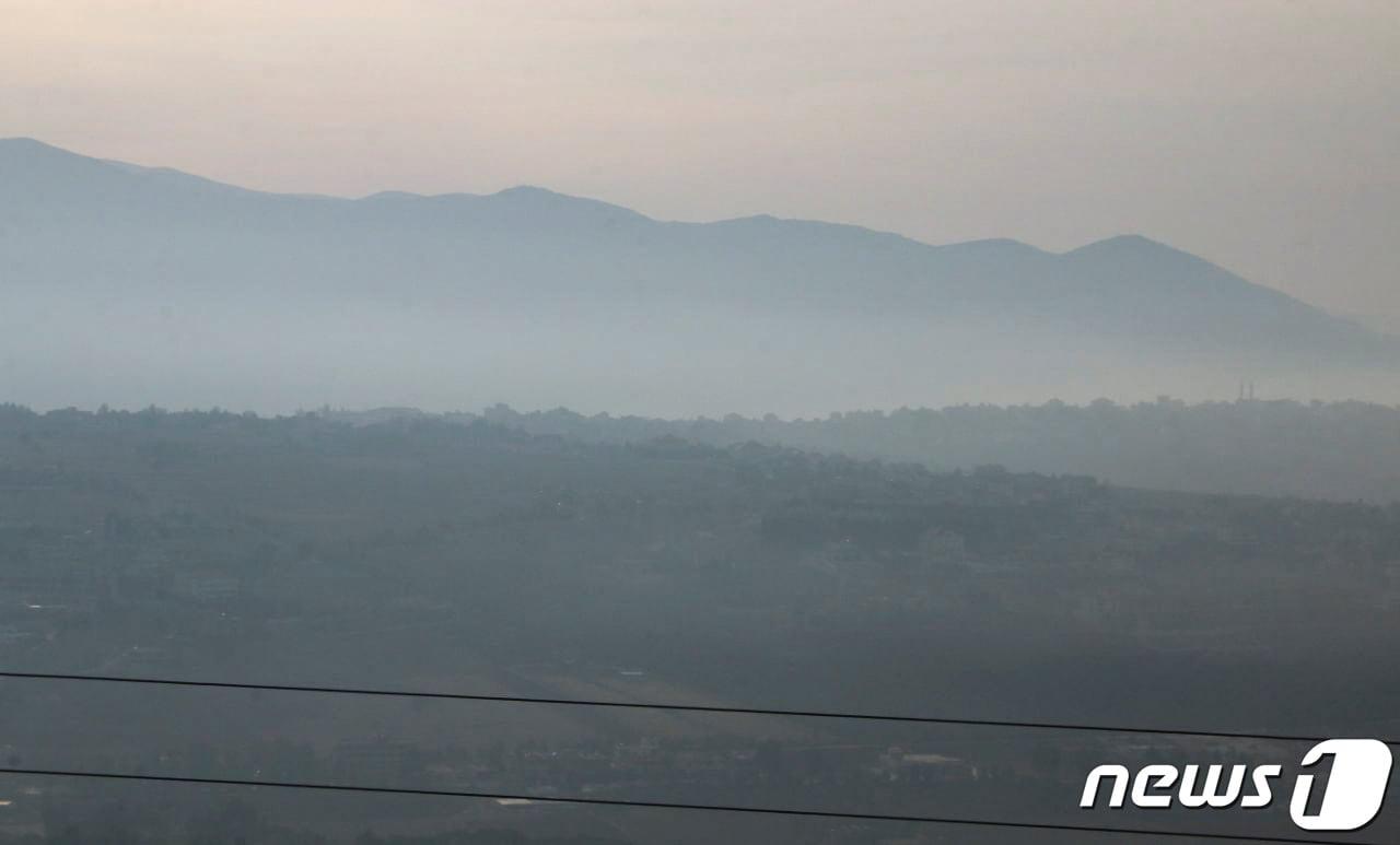 8일&#40;현지시간&#41; 레바논 남부 마을에서 바라본 셰바농장 지대의 풍경. 2023.10.08/ ⓒ 로이터=뉴스1 ⓒ News1 권진영 기자