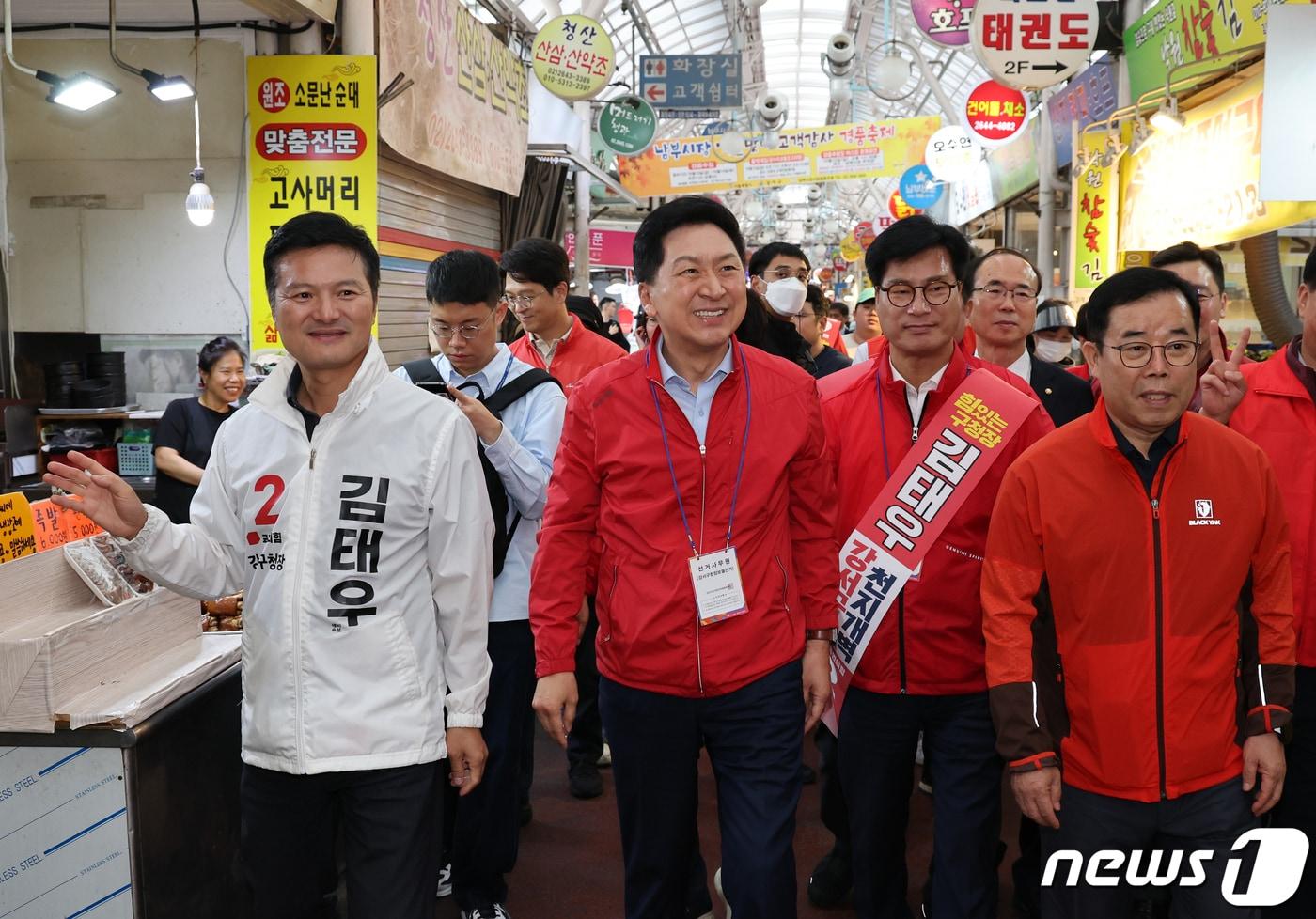 김기현 국민의힘 대표와 김태우 강서구청장 후보가 8일 오후 서울 강서구 남부골목시장에서 지지를 호소하고 있다. 2023.10.8/뉴스1 ⓒ News1 송원영 기자