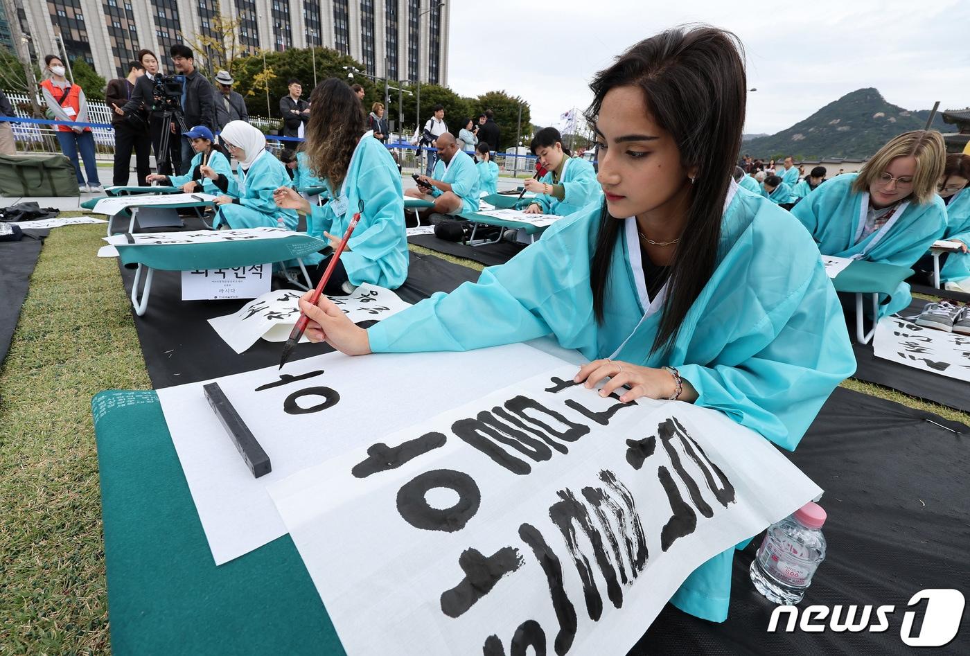 577돌 한글날인 9일 오전 서울 광화문광장에서 열린 휘호경진대회에서 참가자들이 정성스럽게 글씨를 써내려가고 있다. 2023.10.9/뉴스1 ⓒ News1 이동해 기자