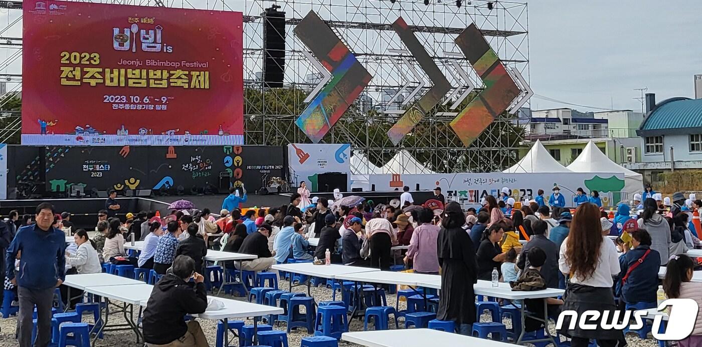 전주비빔밥 축제 마지막 날인 9일 전북 전주시 전주종합경기장 일원에 마련된 행사장이 관광객들로 북적이고 있다. 2023.10.9/뉴스1 ⓒ News1 유경석 기자