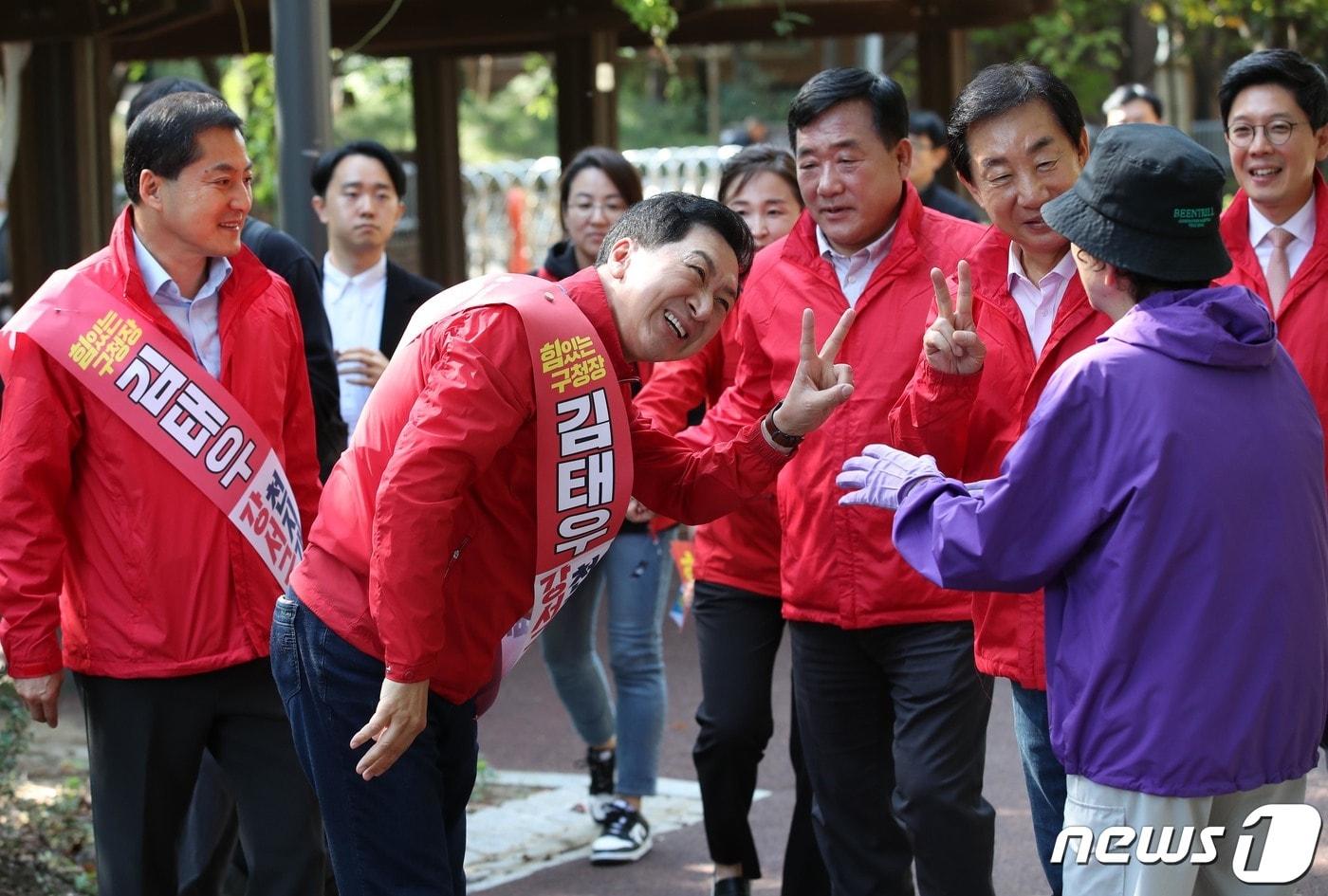 김기현 국민의힘 대표를 비롯한 당원들이 9일 오후 서울 강서구 공암나루근린공원에서 강서구청장 보궐선거 국민의힘 김태우 후보자 지원 유세를 하고 있다. &#40;공동취재&#41; 2023.10.9/뉴스1 ⓒ News1 임세영 기자