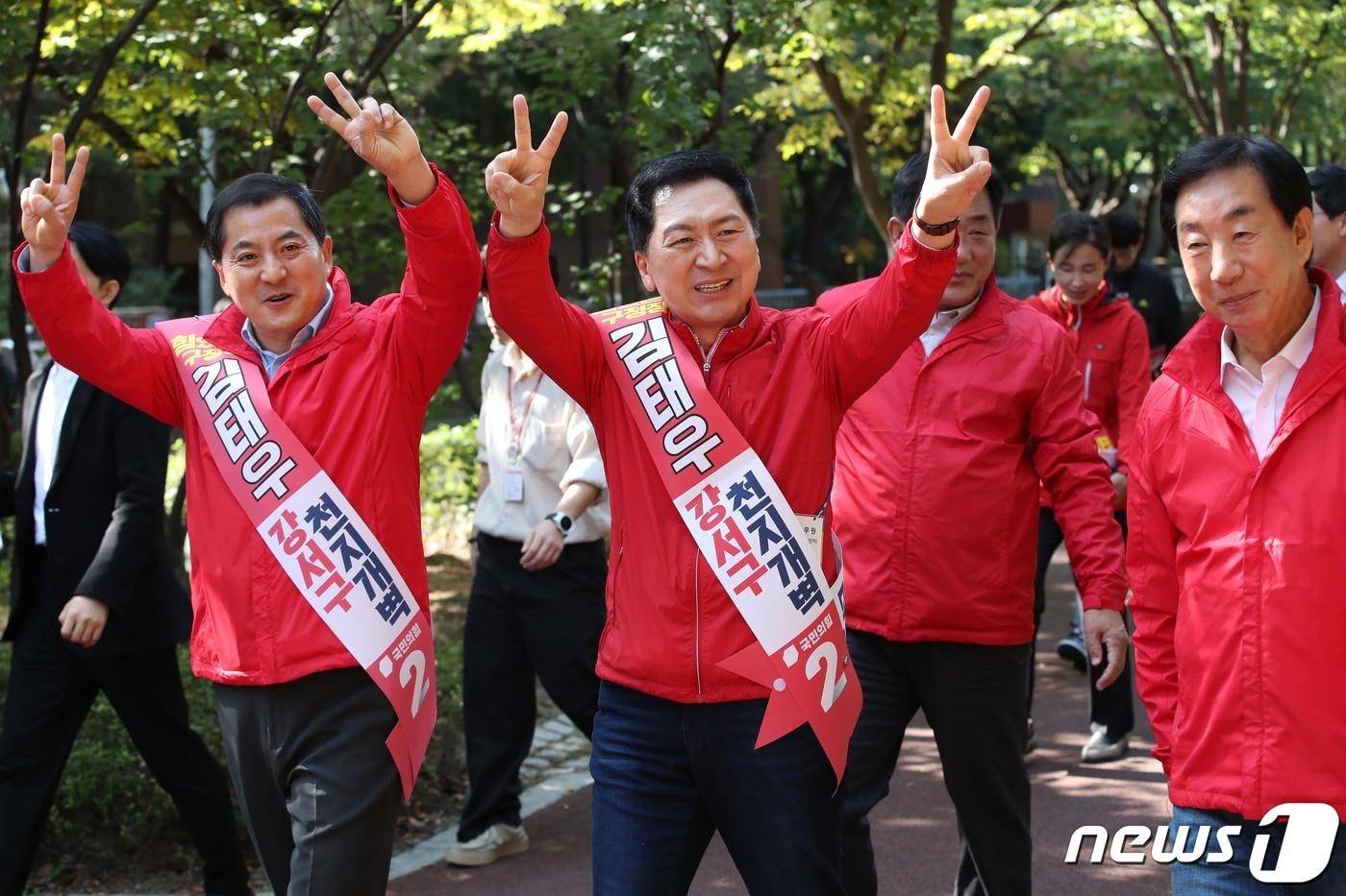 김기현 국민의힘 대표를 비롯한 당원들이 9일 오후 서울 강서구 공암나루근린공원에서 강서구청장 보궐선거 국민의힘 김태우 후보자 지원 유세를 하고 있다. &#40;공동취재&#41; 2023.10.9/뉴스1 ⓒ News1 임세영 기자