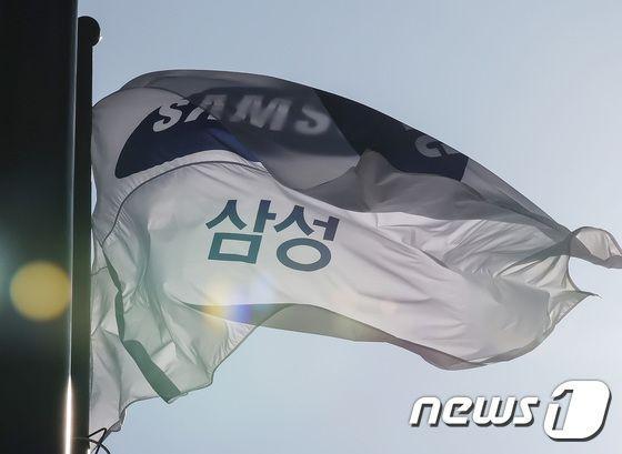 서울 서초구 삼성전자 서초사옥에 걸린 깃발. 2023.10.11/뉴스1 ⓒ News1 김민지 기자