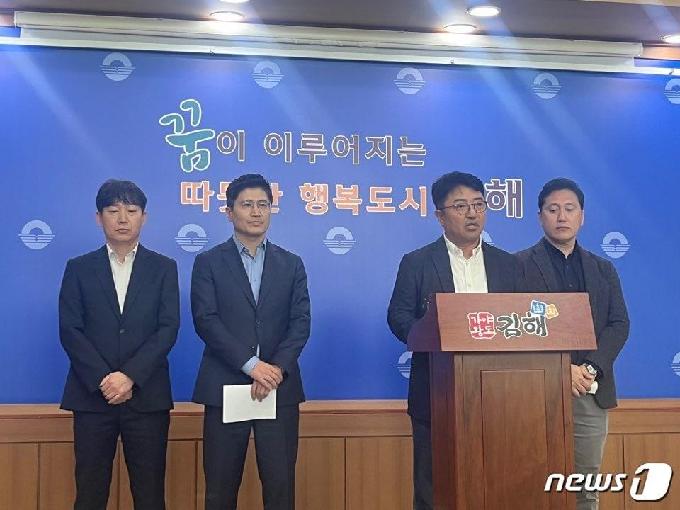 NHN클라우드㈜, HDC현대산업개발은 1일 기자회견을 열고 NHN김해데이터센터 건립 공사 포기 의사를 밝히고 있다.  2023.11.1 ⓒ 뉴스1 송보현 기자