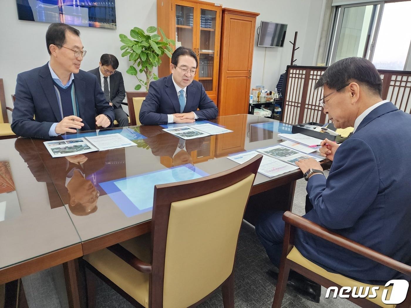 1일  황규철 옥천군수가  국회 서삼석 예결위원장을 만나 지역 현안사업을 설명하고 있다. &#40;옥천군 제공&#41; /뉴스1 