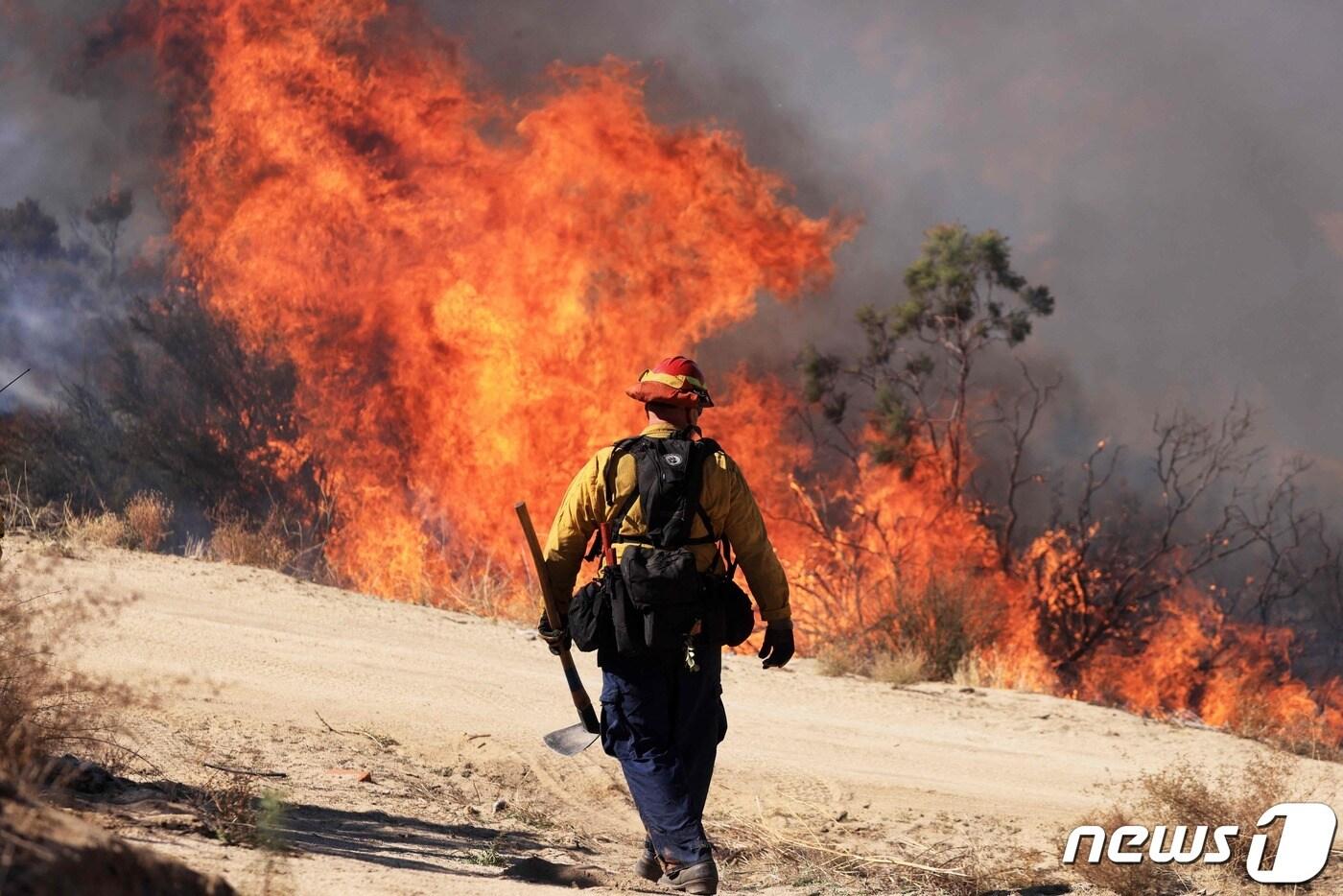 31일&#40;현지시간&#41; 미국 캘리포니아주 아구앙가 지역에서 발생한 산불을 진압하기 위해 소방관이 걸어가고 있다. 2023.11.01 ⓒ AFP=뉴스1 ⓒ News1 정지윤 기자