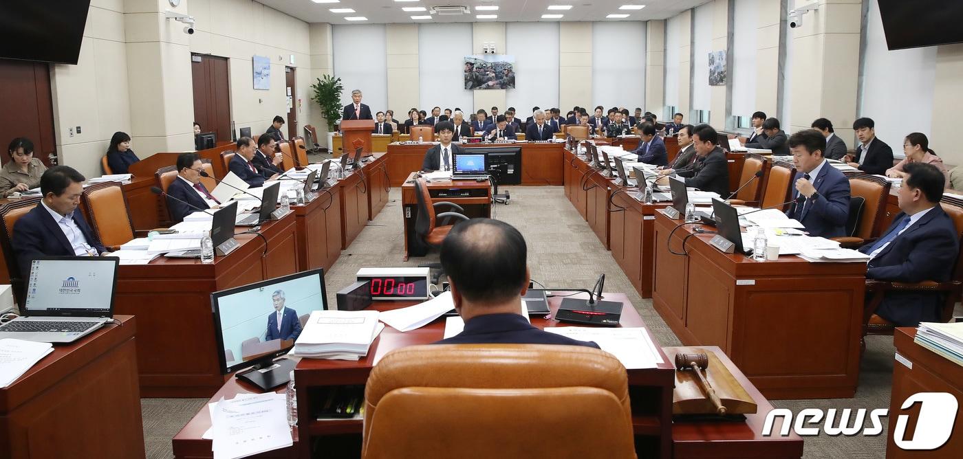 한기호 국회 국방위 위원장이 1일 오후 서울 여의도 국회에서 열린 국방위원회 전체회의를 주재하고 있다. 2023.11.1/뉴스1 ⓒ News1 임세영 기자