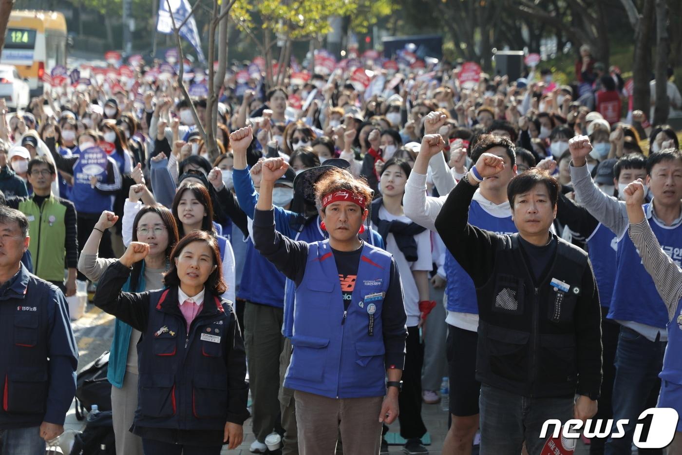 울산대학교 병원 노조 조합원 700여명이 1일 울산대학교병원 옆 도로에 결의대회를 개최해 투쟁을 외치고 있다.2023.11.1/뉴스1 ⓒ News1 김지혜 기자