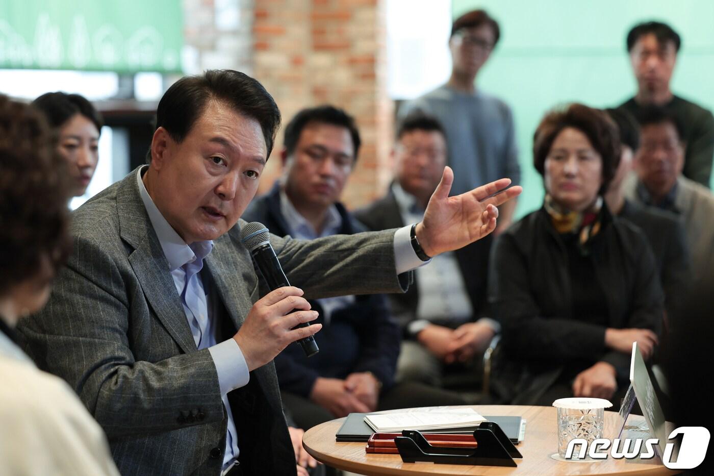 윤석열 대통령이 1일 서울 마포구의 한 카페에서 열린 제21차 비상경제민생회의에서 발언하고 있다. 이날 회의는 소상공인, 택시기사, 무주택자, 청년, 어르신, 주부, 장거리 통학자 등 다양한 직업과 연령대의 시민이 참여해 묻고 답하는 타운홀 미팅 방식으로 진행됐다. &#40;대통령실 제공&#41; 2023.11.1/뉴스1 ⓒ News1 오대일 기자