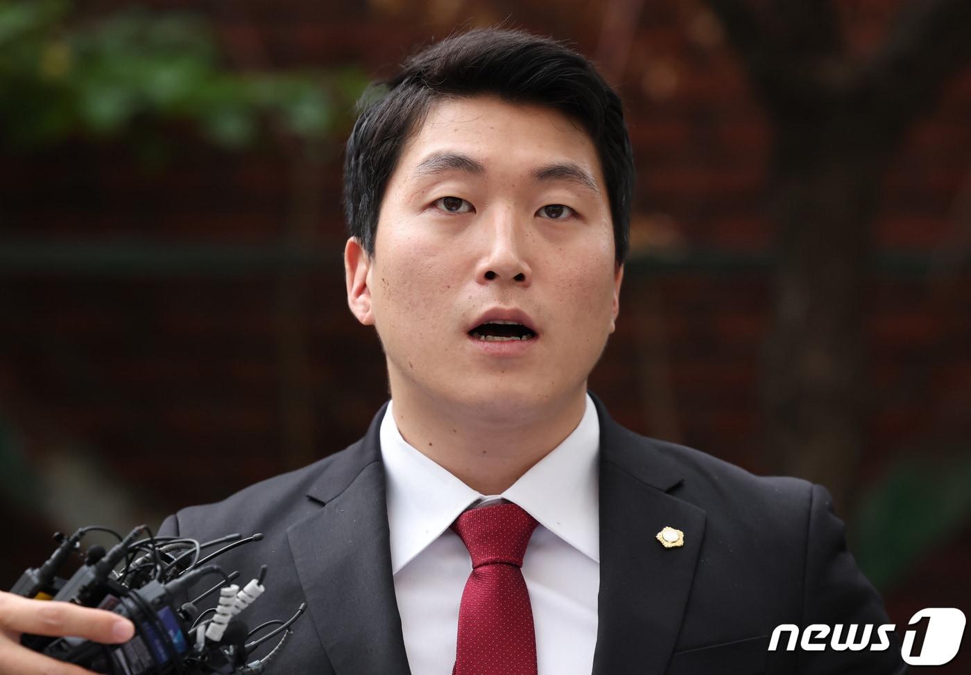 김민석 서울 강서구의회 의원이 1일 오후 서울 송파구 송파경찰서 앞에서 전 펜싱 국가대표 남현희씨에 대한 무고죄 고소 기자회견을 하고 있다. 2023.11.1/뉴스1 ⓒ News1 김민지 기자