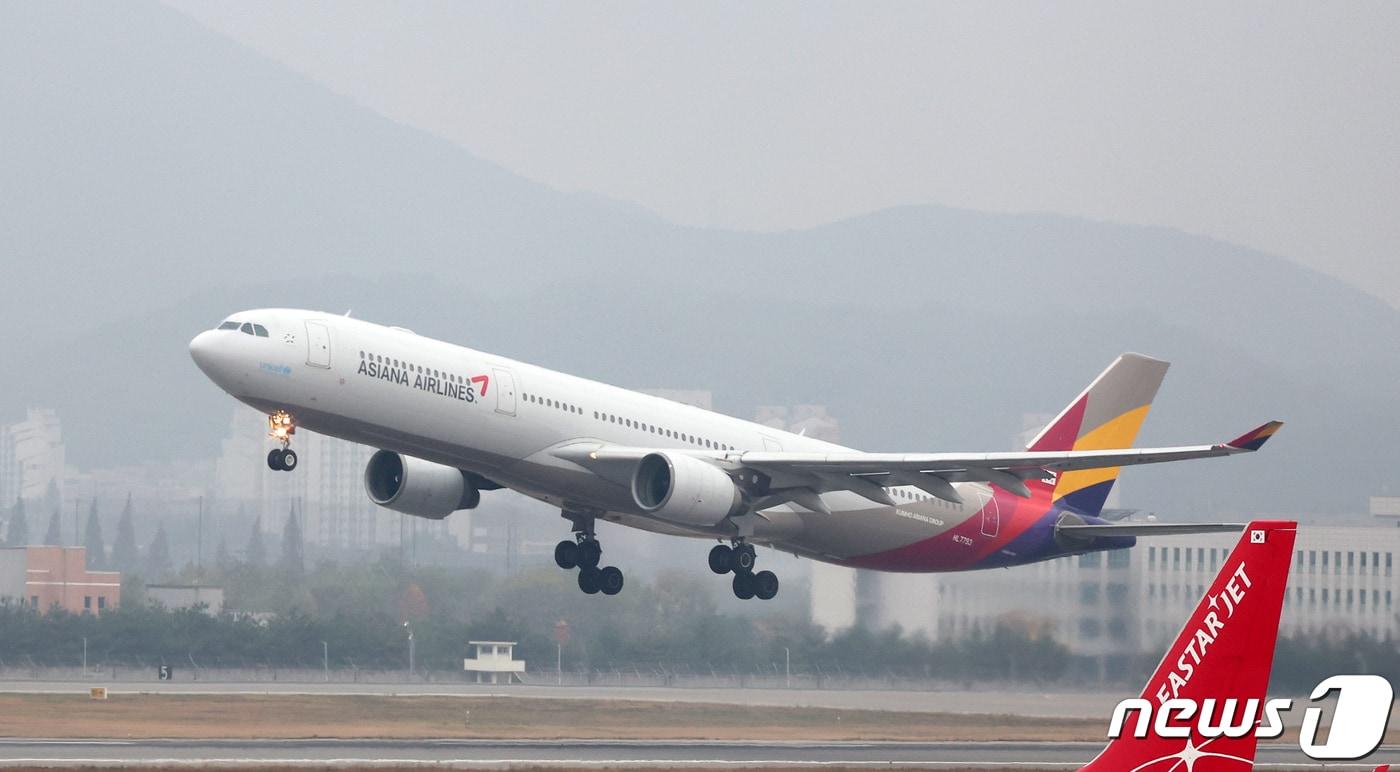 서울 강서구 김포공항 활주로에서 이륙 중인 아시아나 여객기. 2023,11.1/뉴스1 ⓒ News1