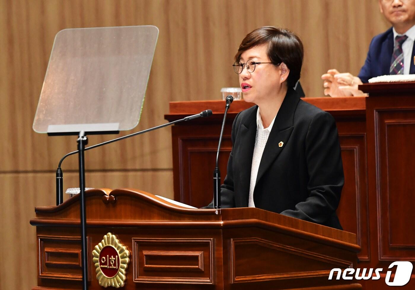 김나윤 광주시의원이 1일 시의회 2차 정례회 1차 본회의에서 5분발언을 통해 &#39;학교군 외 학교에 배정받은 중학생에게 통학버스 지원&#39;을 요구하고 있다. &#40;광주시의회 제공&#41;2023.11.1/뉴스1