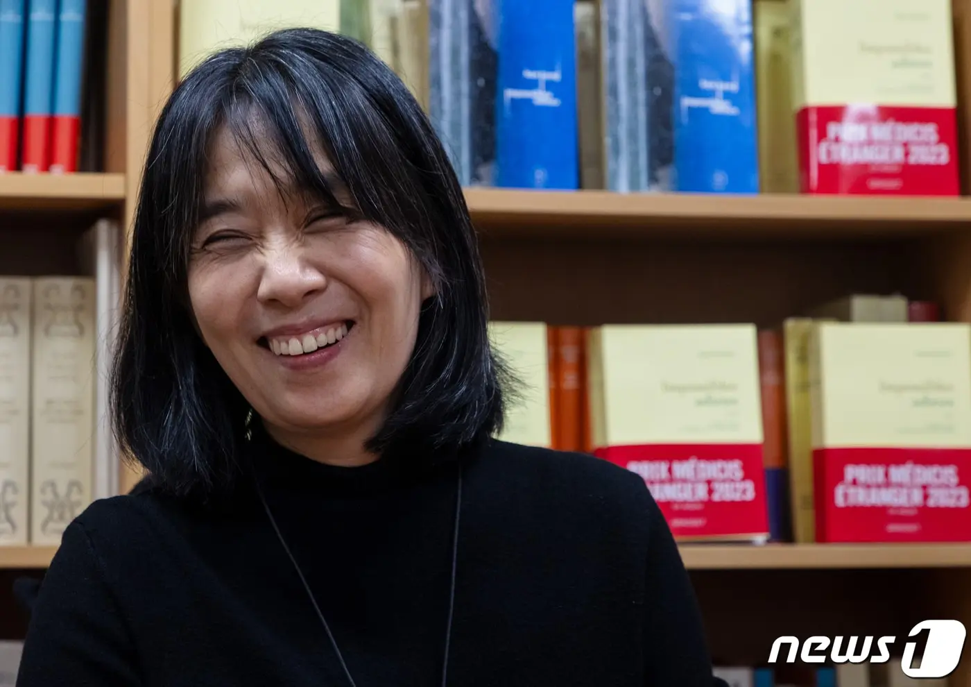 지난해 11월 장편소설 ‘작별하지 않는다’로 프랑스 4대 문학상 중 하나인 메디치 외국문학상을 받은 작가 한강. 그는 1년여 후 한국인 최초로 노벨문학상을 받았다. 2023.11.10/뉴스1 ⓒ News1 이준성 기자