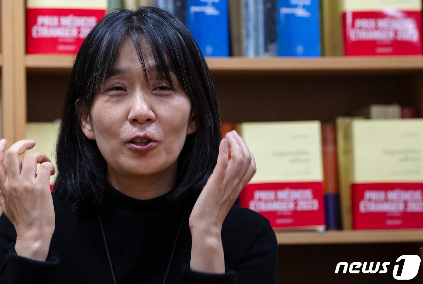 장편소설 ‘작별하지 않는다’로 프랑스 4대 문학상 중 하나인 메디치 외국문학상을 받은 작가 한강이 9일 오후&#40;현지시간&#41; 프랑스 파리 그라세&#40;Grasset&#41;출판사에서 한국 특파원들과 인터뷰를 하고 있다. 2023.11.10/뉴스1 ⓒ News1 이준성 기자