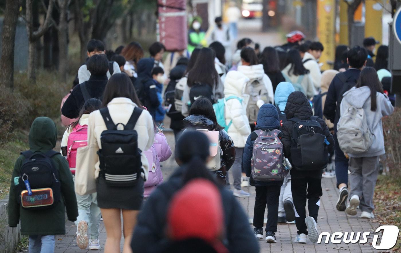 경기 화성시의 한 초등학교 앞에서 지난달 10일 아이들이 두꺼운 외투를 입고 등교를 하고 있다. /뉴스1 ⓒ News1 김영운 기자