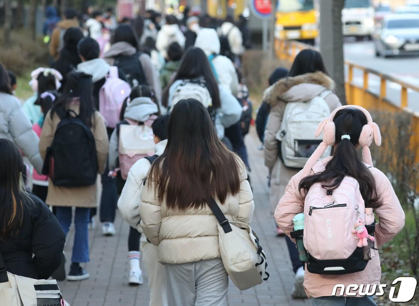 북서쪽에서 찬 공기가 내려와 추운 날씨를 보인 10일 오전 경기 화성시의 한 초등학교 앞에서 아이들이 두터운 외투를 입고 등교를 하고 있다. 2023.11.10/뉴스1 ⓒ News1 김영운 기자