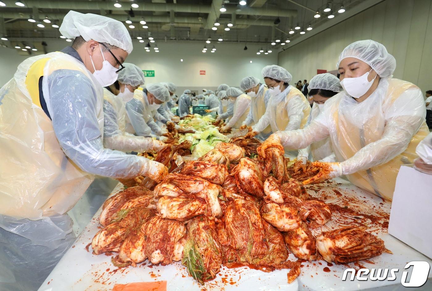 부산 해운대구 벡스코 제2전시장에서 열린 &#39;2023 사랑의 김치나눔 한마당&#39;에서 32개 기업·기관·단체 구성원과 자원봉사자들이 취약계층에 전달할 김장을 담그고 있다. 2023.11.10/뉴스1 ⓒ News1 윤일지 기자