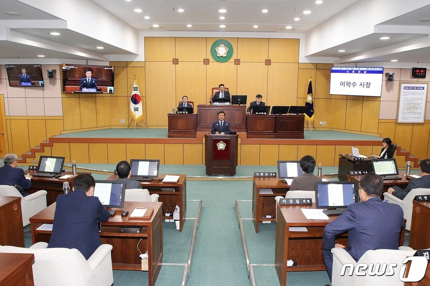  이학수 전북 정읍시장이 10일 오전 본회의장에서 열린 제289회 정읍시의회 제2차 정례회에서 2024년도 시정 운영 계획에 대해 설명하고 있다.&#40;정읍시 제공&#41;2023.11.10/뉴스1