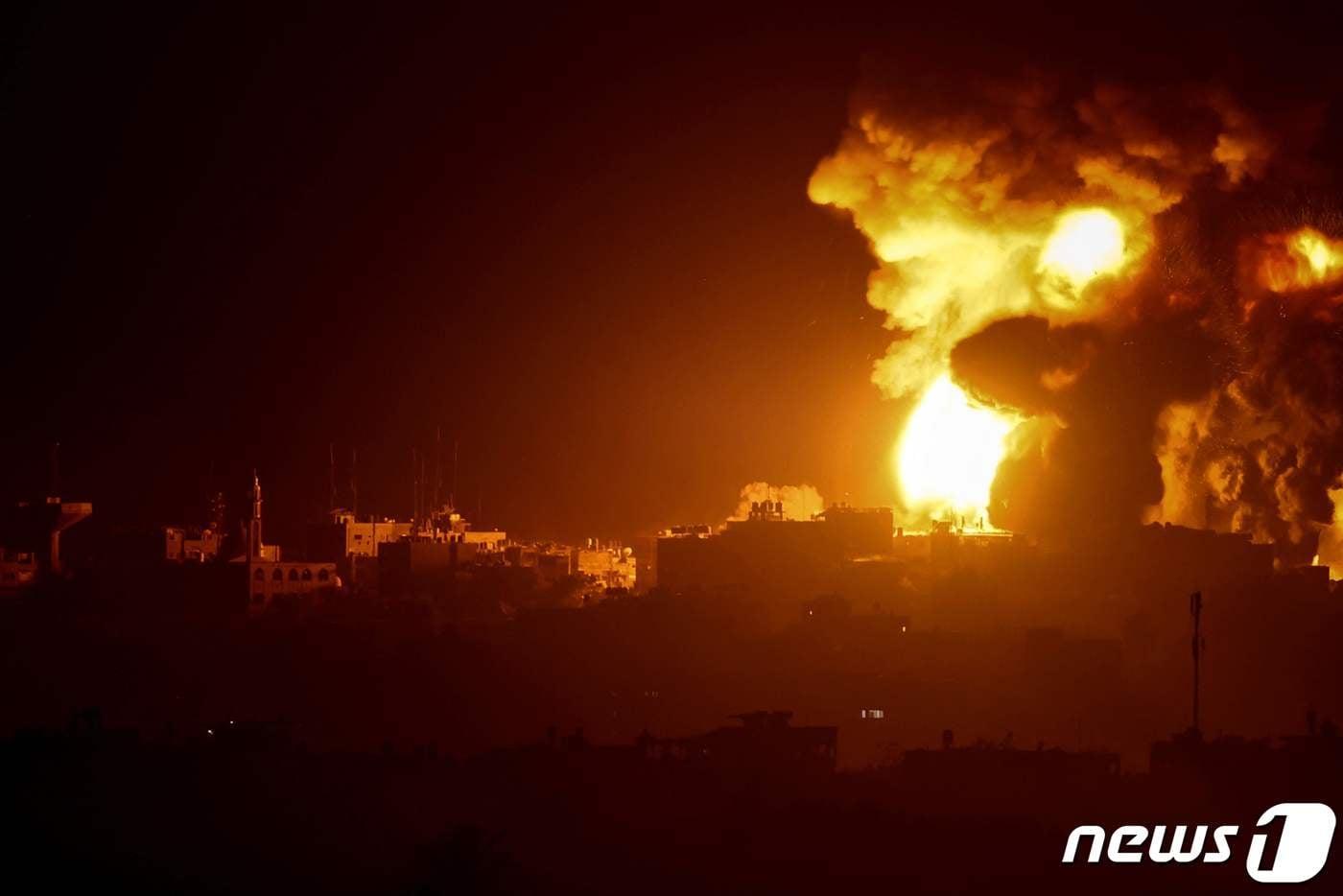 9일&#40;현지시간&#41; 팔레스타인 무장 정파 하마스와 전쟁 중인 이스라엘 군의 포격을 받은 가자 지구 국경에서 불길이 치솟고 있다. 2023.11.10 ⓒ AFP=뉴스1 ⓒ News1 우동명 기자