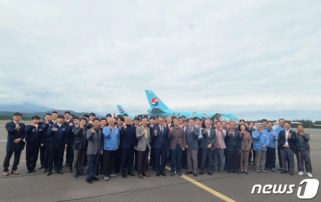 지난 9일 제주 서귀포시 정석비행훈련원에서 열린 20주년 기념행사에서 참석자들이 기념촬영을 하고 있다. &#40;항공대 제공&#41;