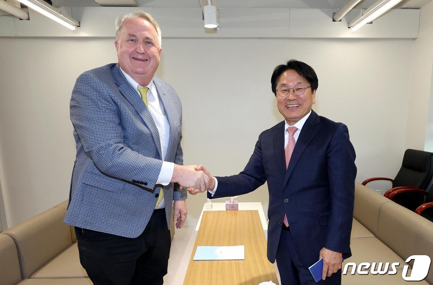 인요한 국민의힘 혁신위원장이 10일 서울 여의도 국민의힘 당사에서 강기정 광주광역시장과 악수를 하고 있다. &#40;공동취재&#41; 2023.11.10/뉴스1 ⓒ News1 송원영 기자