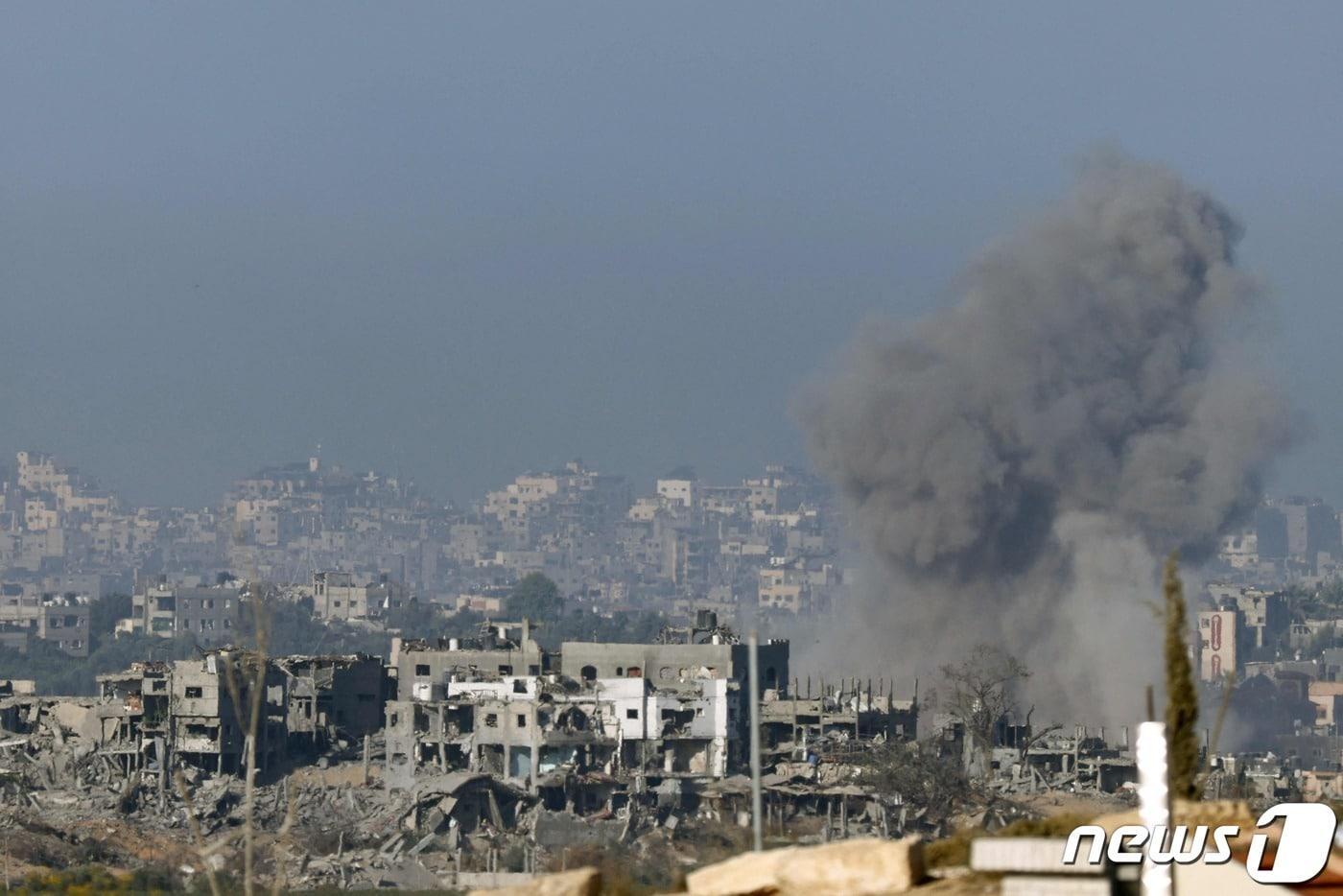 이스라엘의 폭격으로 10일&#40;현지시간&#41; 가자 지구의 건물이 무너져있고 옆에서는 연기가 피어오르고 있다. 2023.11.10 ⓒ AFP=뉴스1 ⓒ News1 정지윤 기자