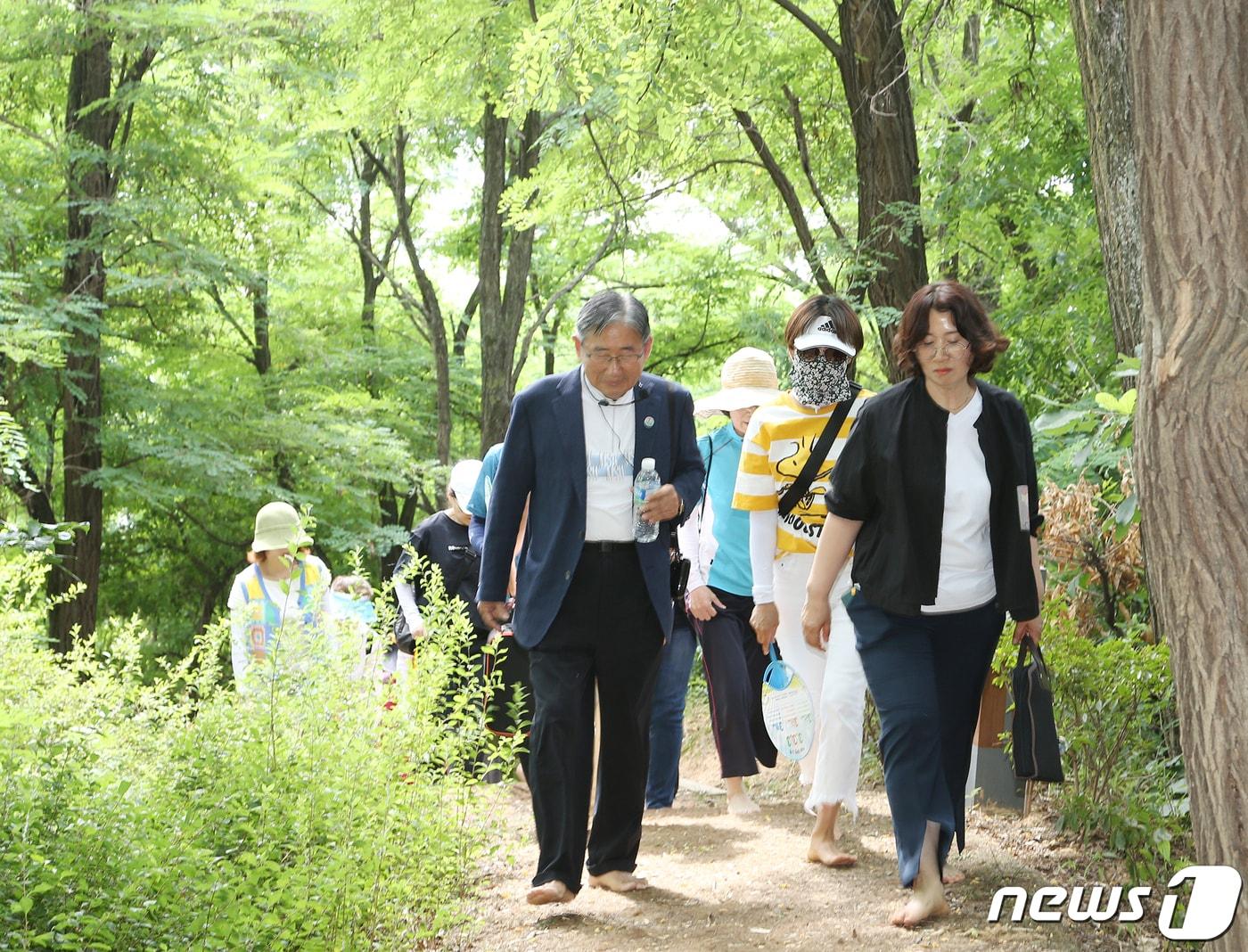  12일 충북 충주시가 주민 건강을 위해 내년부터 맨발 걷기 활성화를 본격 추진한다고 밝혔다. 사진은 맨발걷기 모습.&#40;충주시 제공&#41;2023.11.12/뉴스1