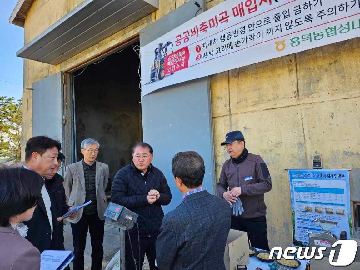 10일 김종훈 전북도 경제부지사가 고창군 성내면 공공비축미 매입현장을 방문해 현장 상황을 점검하고 있다.2023.11.10.&#40;전북도 제공&#41;/뉴스1