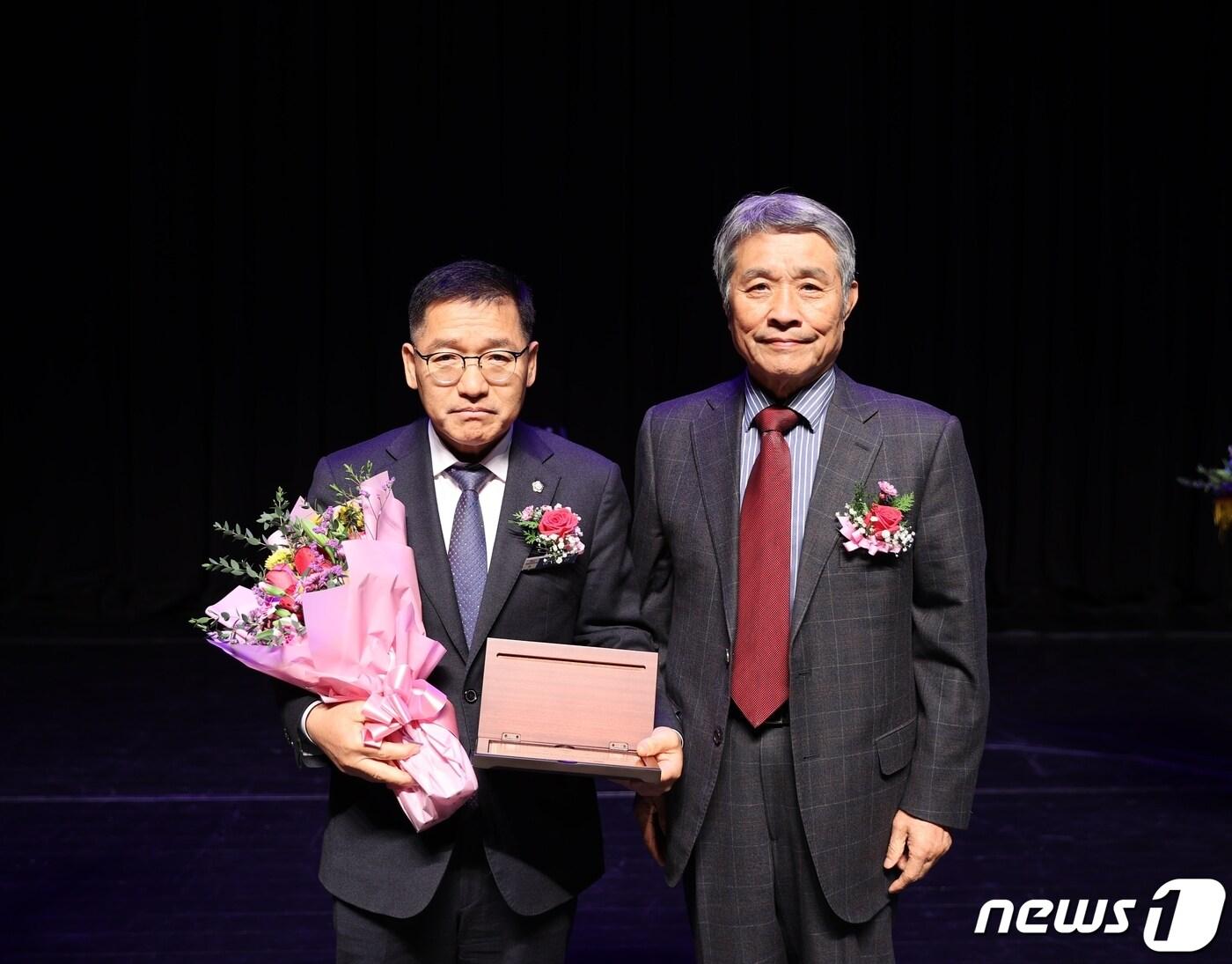 이경신 전북 고창군의회 부의장&#40;왼쪽&#41;이 10일 ‘제6회 고창문화원의 날’를 맞아 한국문화원연합회로부터 지역문화발전에 기여한 공로를 인정받아 표창패를 받았다. 