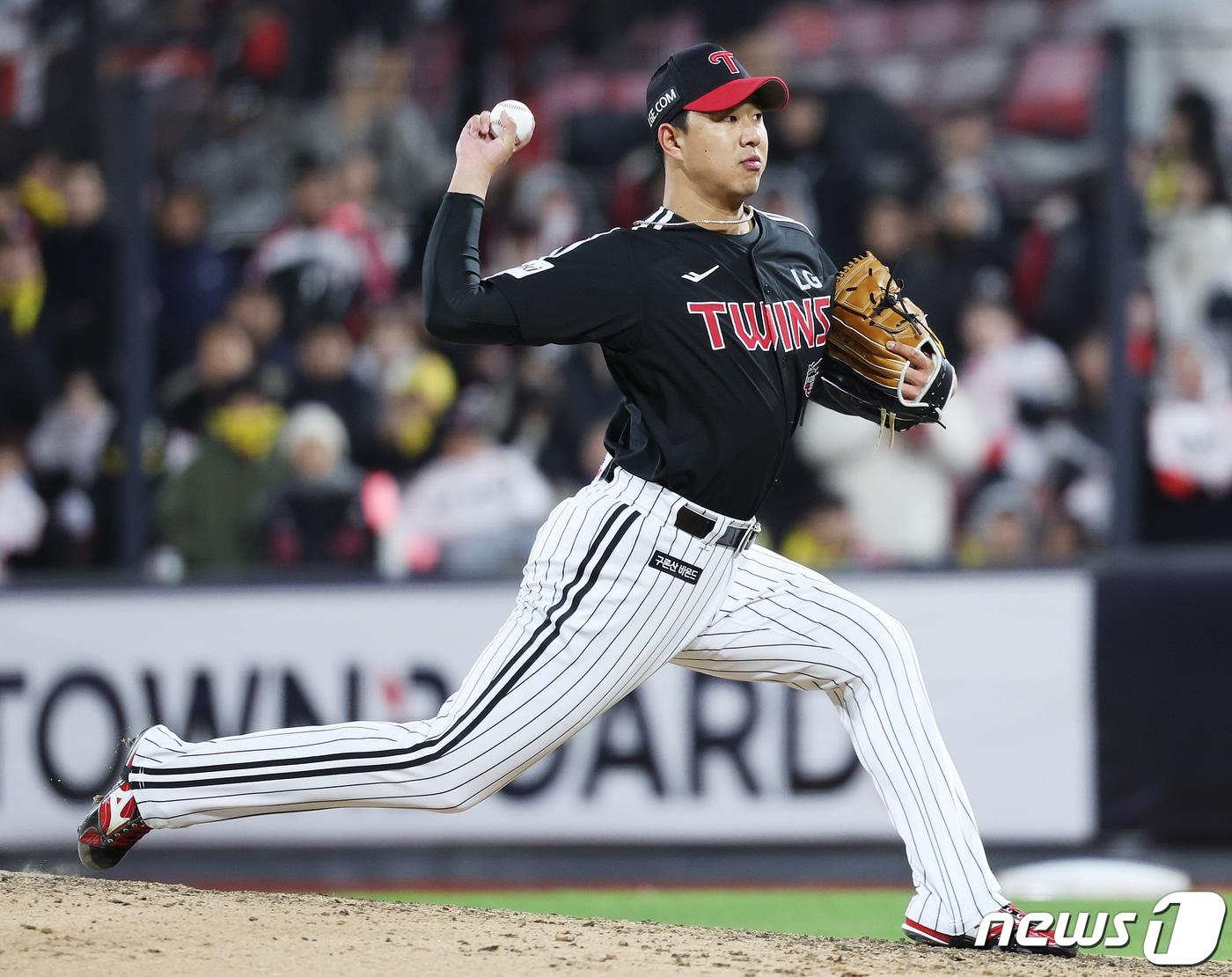 10일 오후 경기도 수원시 장안구 수원KT위즈파크에서 열린 &#39;2023 신한은행 SOL KBO 포스트시즌&#39; 한국시리즈 3차전 kt 위즈와 LG 트윈스의 경기 5회말 등판한 LG 정우영이 역투하고 있다. 2023.11.10/뉴스1 ⓒ News1 이재명 기자