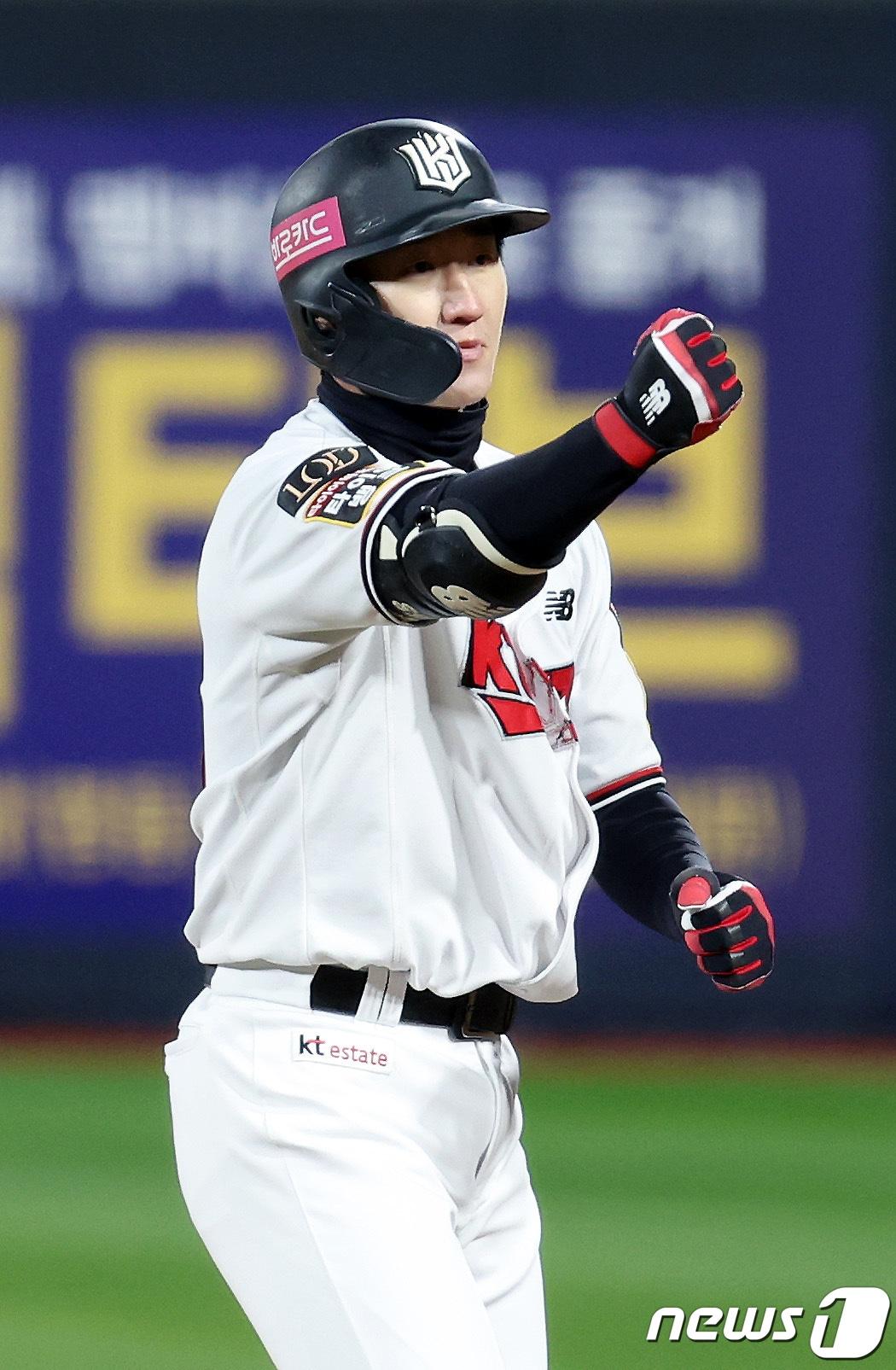 10일 오후 경기도 수원시 장안구 수원KT위즈파크에서 열린 &#39;2023 신한은행 SOL KBO 포스트시즌&#39; 한국시리즈 3차전 kt 위즈와 LG 트윈스의 경기 5회말 1사 2,3루 kt 김민혁이 1타점 적시타를 때려낸 뒤 세리머니를 하고 있다. 2023.11.10/뉴스1 ⓒ News1 이동해 기자