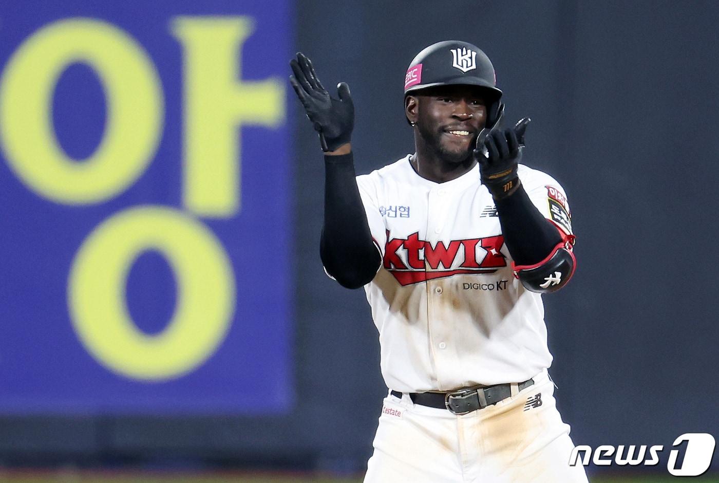 10일 오후 경기도 수원시 장안구 수원KT위즈파크에서 열린 &#39;2023 신한은행 SOL KBO 포스트시즌&#39; 한국시리즈 3차전 kt 위즈와 LG 트윈스의 경기 5회말 1사 1,3루 kt 알포드가 1타점 동점 적시타를 때려낸 뒤 세리머니를 하고 있다. 2023.11.10/뉴스1 ⓒ News1 이동해 기자