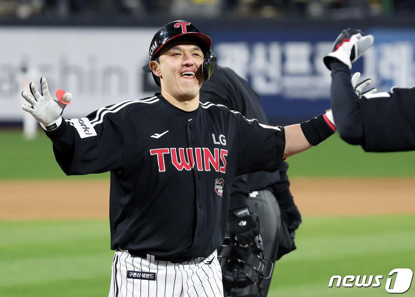 10일 오후 경기도 수원시 장안구 수원KT위즈파크에서 열린 &#39;2023 신한은행 SOL KBO 포스트시즌&#39; 한국시리즈 3차전 kt 위즈와 LG 트윈스의 경기, 6회초 무사 1루 LG 박동원이 투런홈런을 쏘아올린 뒤 문보경과 기쁨을 나누고 있다. 2023.11.10/뉴스1 ⓒ News1 이동해 기자