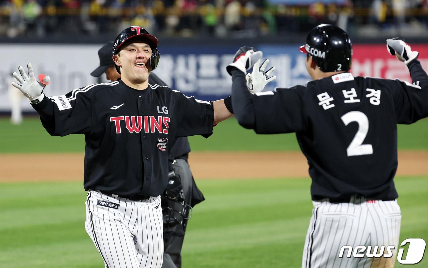 10일 오후 경기도 수원시 장안구 수원KT위즈파크에서 열린 &#39;2023 신한은행 SOL KBO 포스트시즌&#39; 한국시리즈 3차전 kt 위즈와 LG 트윈스의 경기, 6회초 무사 1루 LG 박동원이 투런홈런을 쏘아올린 뒤 문보경과 기쁨을 나누고 있다. 2023.11.10/뉴스1 ⓒ News1 이동해 기자