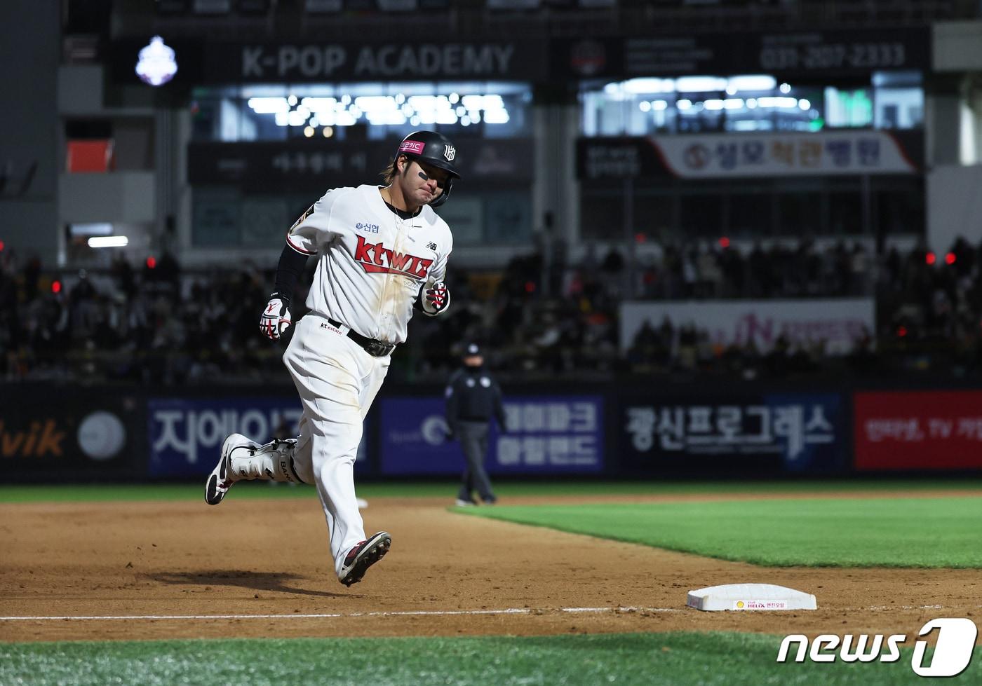 10일 오후 경기도 수원시 장안구 수원KT위즈파크에서 열린 &#39;2023 신한은행 SOL KBO 포스트시즌&#39; 한국시리즈 3차전 kt 위즈와 LG 트윈스의 경기 8회말 1사 2루 상황, kt 박병호가 투런포를 친 후 그라운드를 돌고 있다. 2023.11.10/뉴스1 ⓒ News1 이재명 기자