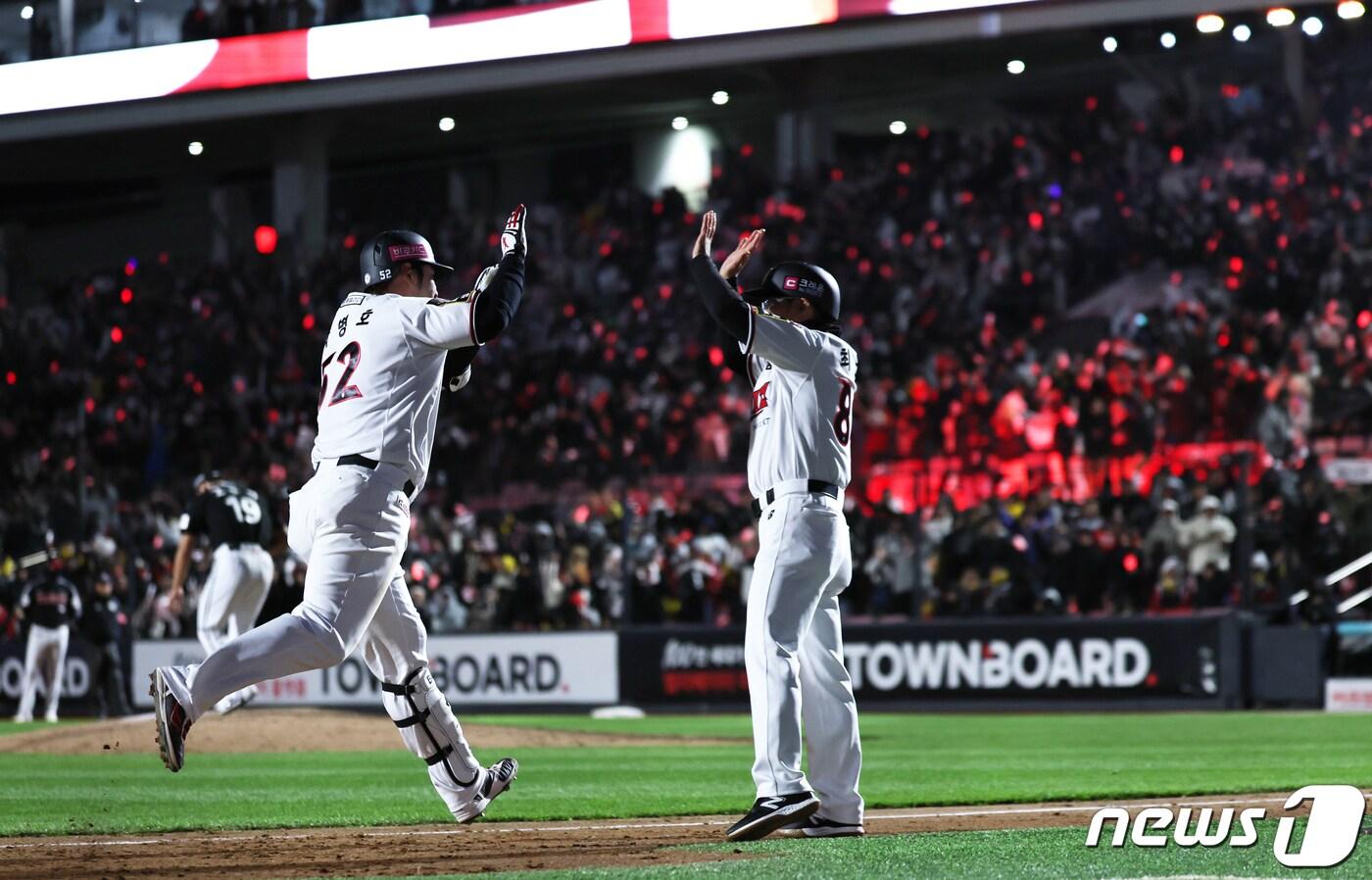 10일 오후 경기도 수원시 장안구 수원KT위즈파크에서 열린 &#39;2023 신한은행 SOL KBO 포스트시즌&#39; 한국시리즈 3차전 kt 위즈와 LG 트윈스의 경기 8회말 1사 2루 상황, kt 박병호가 투런포를 친 후 그라운드를 돌고 있다. 2023.11.10/뉴스1 ⓒ News1 이재명 기자