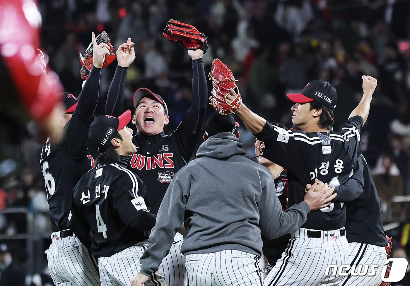 10일 오후 경기도 수원시 장안구 수원KT위즈파크에서 열린 &#39;2023 신한은행 SOL KBO 포스트시즌&#39; 한국시리즈 3차전 kt 위즈와 LG 트윈스의 경기를 8대7로 승리 거둔 LG 선수들이 기뻐하고 있다. 2023.11.10/뉴스1 ⓒ News1 이재명 기자