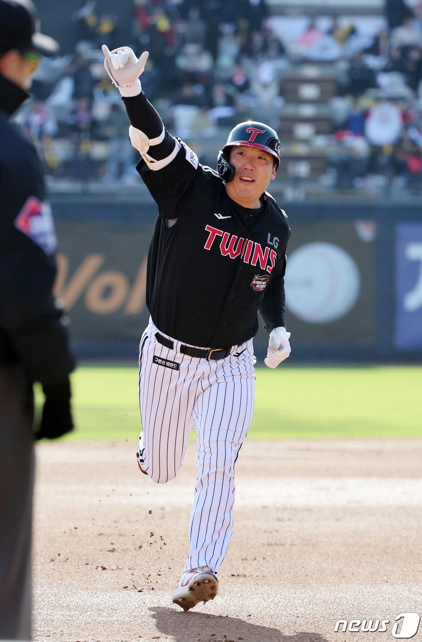 11일 오후 경기도 수원시 장안구 수원KT위즈파크에서 열린 &#39;2023 신한은행 SOL KBO 포스트시즌&#39; 한국시리즈 4차전 kt 위즈와 LG 트윈스의 경기, LG 김현수가 1회초 1사 1루에서 투런홈런을 친 뒤 세리머니를 하며 홈으로 향하고 있다. 2023.11.11/뉴스1 ⓒ News1 김진환 기자