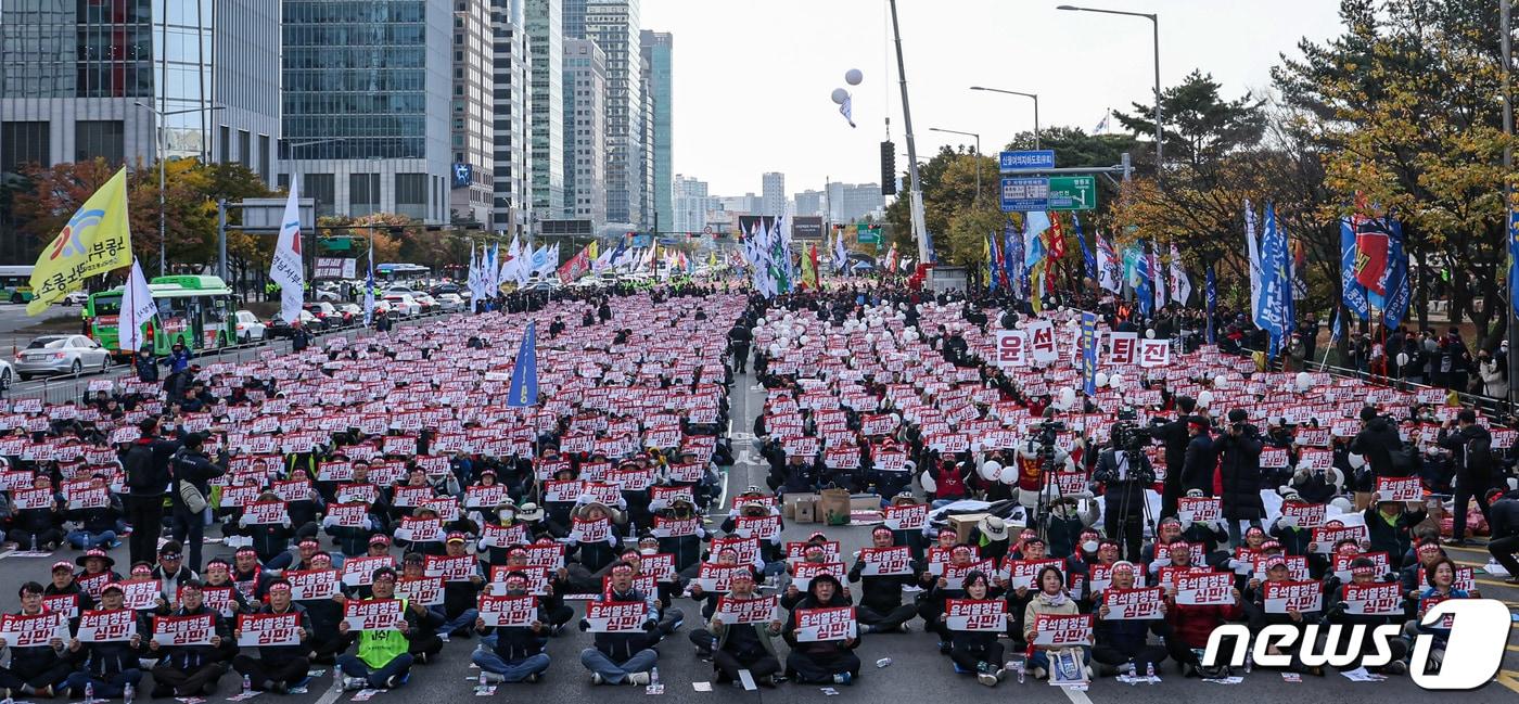 한국노동조합총연맹 조합원들이 11일 오후 서울 영등포구 여의대로에서 열린 전국노동자대회에서 정부에 노조 탄압을 즉각 중단할 것을 촉구하고 있다. 2023.11.11/뉴스1 ⓒ News1 김도우 기자