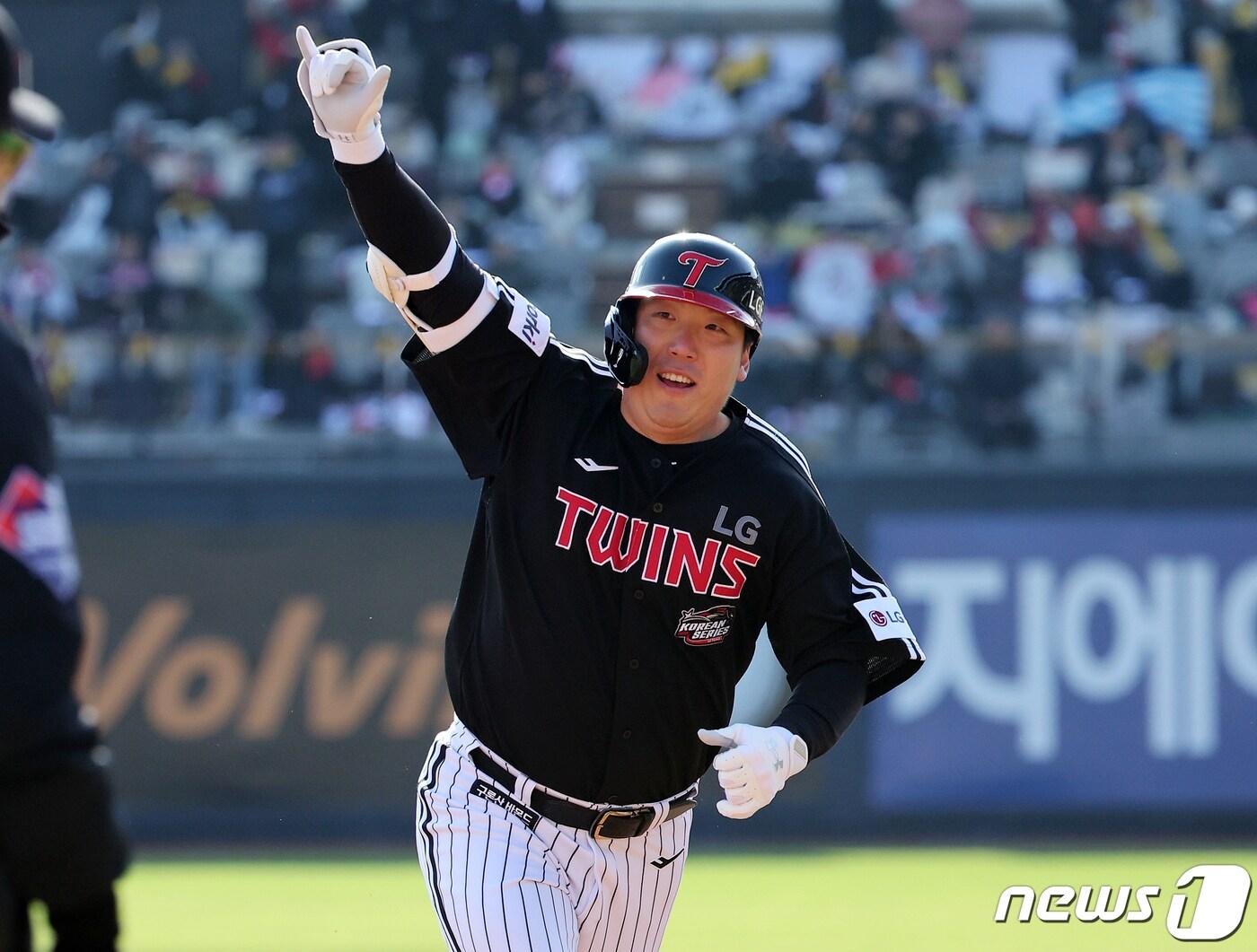 11일 오후 경기도 수원시 장안구 수원KT위즈파크에서 열린 &#39;2023 신한은행 SOL KBO 포스트시즌&#39; 한국시리즈 4차전 kt 위즈와 LG 트윈스의 경기, LG 김현수가 1회초 1사 1루에서 투런홈런을 친 뒤 세리머니를 하며 홈으로 향하고 있다. 2023.11.11/뉴스1 ⓒ News1 김진환 기자