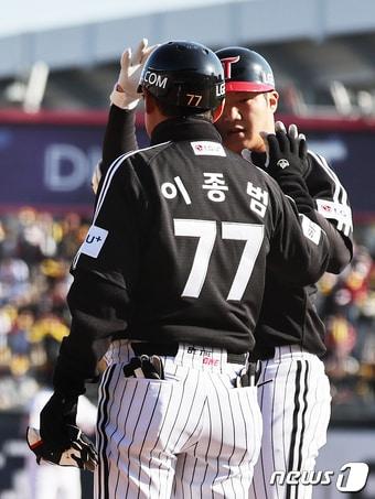 11일 오후 경기도 수원시 장안구 수원KT위즈파크에서 열린 &#39;2023 신한은행 SOL KBO 포스트시즌&#39; 한국시리즈 4차전 kt 위즈와 LG 트윈스의 경기 2회초 무사 주자없는 상황, LG 문보경이 안타를 친 후 이종범 코치와 기뻐하고 있다. 2023.11.11/뉴스1 ⓒ News1 이재명 기자