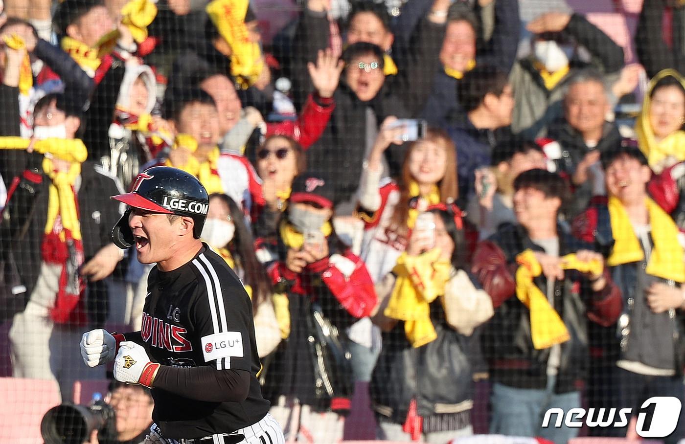 11일 오후 경기도 수원시 장안구 수원KT위즈파크에서 열린 &#39;2023 신한은행 SOL KBO 포스트시즌&#39; 한국시리즈 4차전 kt 위즈와 LG 트윈스의 경기 7회초 1사 1,3루 상황, LG 오지환이 스리런포를 친 후 그라운드를 돌고 있다. 2023.11.11/뉴스1 ⓒ News1 이재명 기자