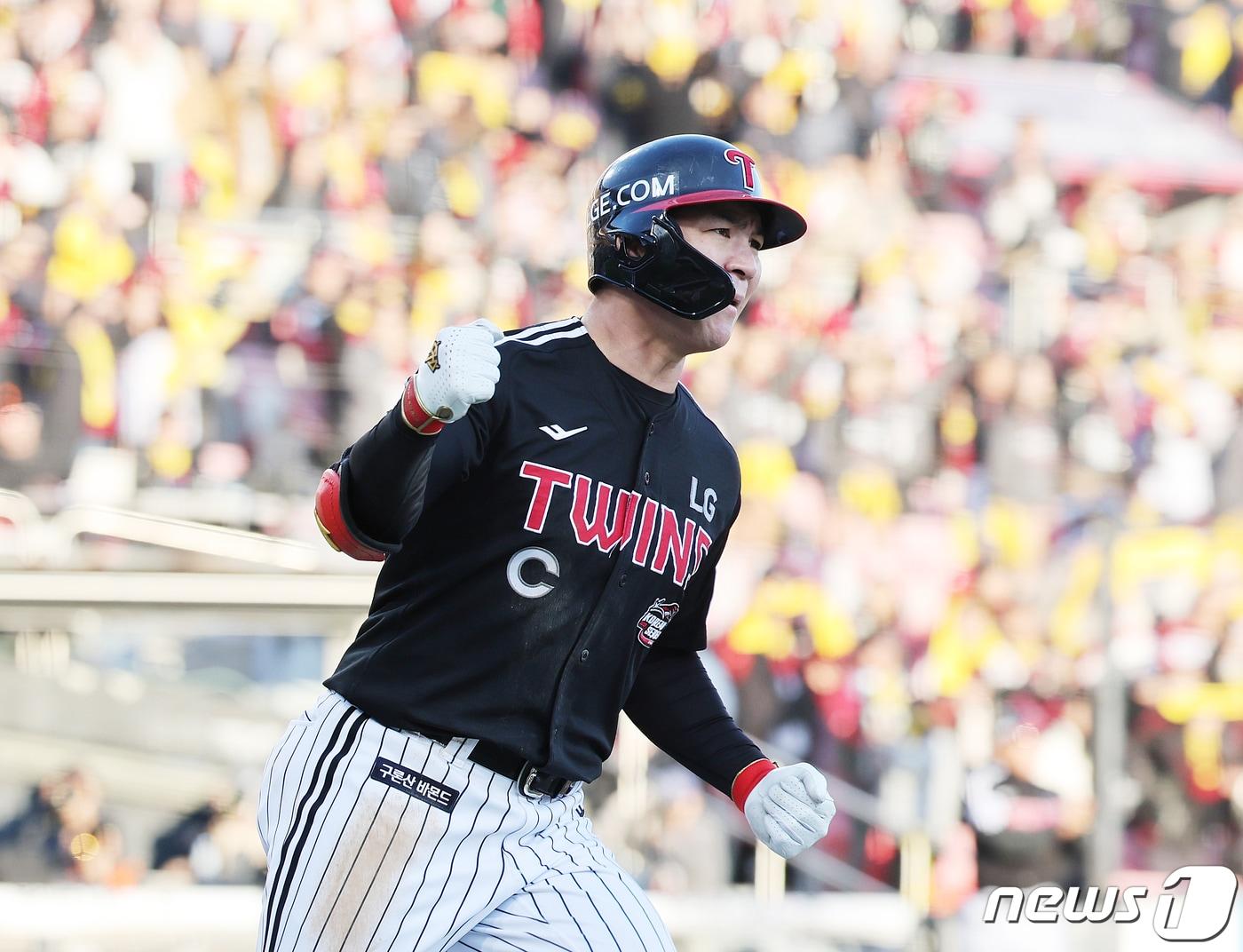 11일 오후 경기도 수원시 장안구 수원KT위즈파크에서 열린 &#39;2023 신한은행 SOL KBO 포스트시즌&#39; 한국시리즈 4차전 kt 위즈와 LG 트윈스의 경기 7회초 1사 1,3루 상황, LG 오지환이 스리런포를 친 후 그라운드를 돌고 있다. 2023.11.11/뉴스1 ⓒ News1 이재명 기자