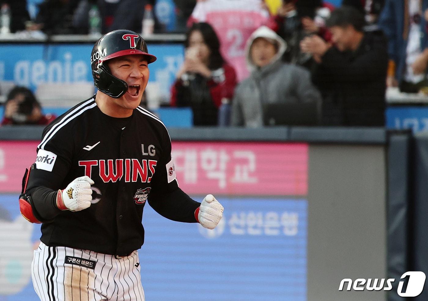 11일 오후 경기도 수원시 장안구 수원KT위즈파크에서 열린 &#39;2023 신한은행 SOL KBO 포스트시즌&#39; 한국시리즈 4차전 kt 위즈와 LG 트윈스의 경기, LG 오지환이 7회초 1사 1,3루에서 스리런 홈런을 친 뒤 더그아웃으로 향하며 환호하고 있다. 2023.11.11/뉴스1 ⓒ News1 김진환 기자