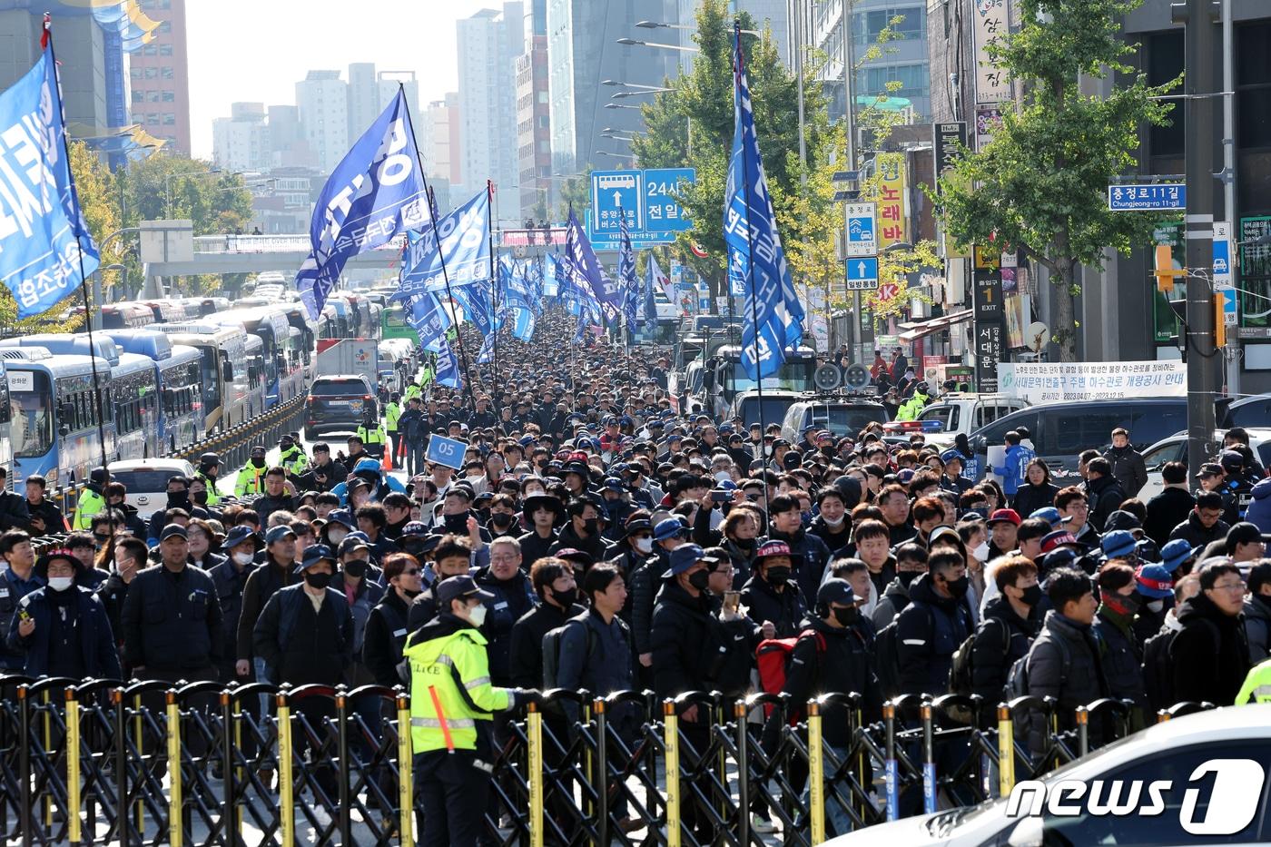 전국금속노동조합 조합원들이 11일 오후 서울 서대문역 사거리에서 열린 전태일 열사 정신 계승 2023 전국노동자대회에 합류하고 있다.  2023.11.11/뉴스1 ⓒ News1 박정호 기자