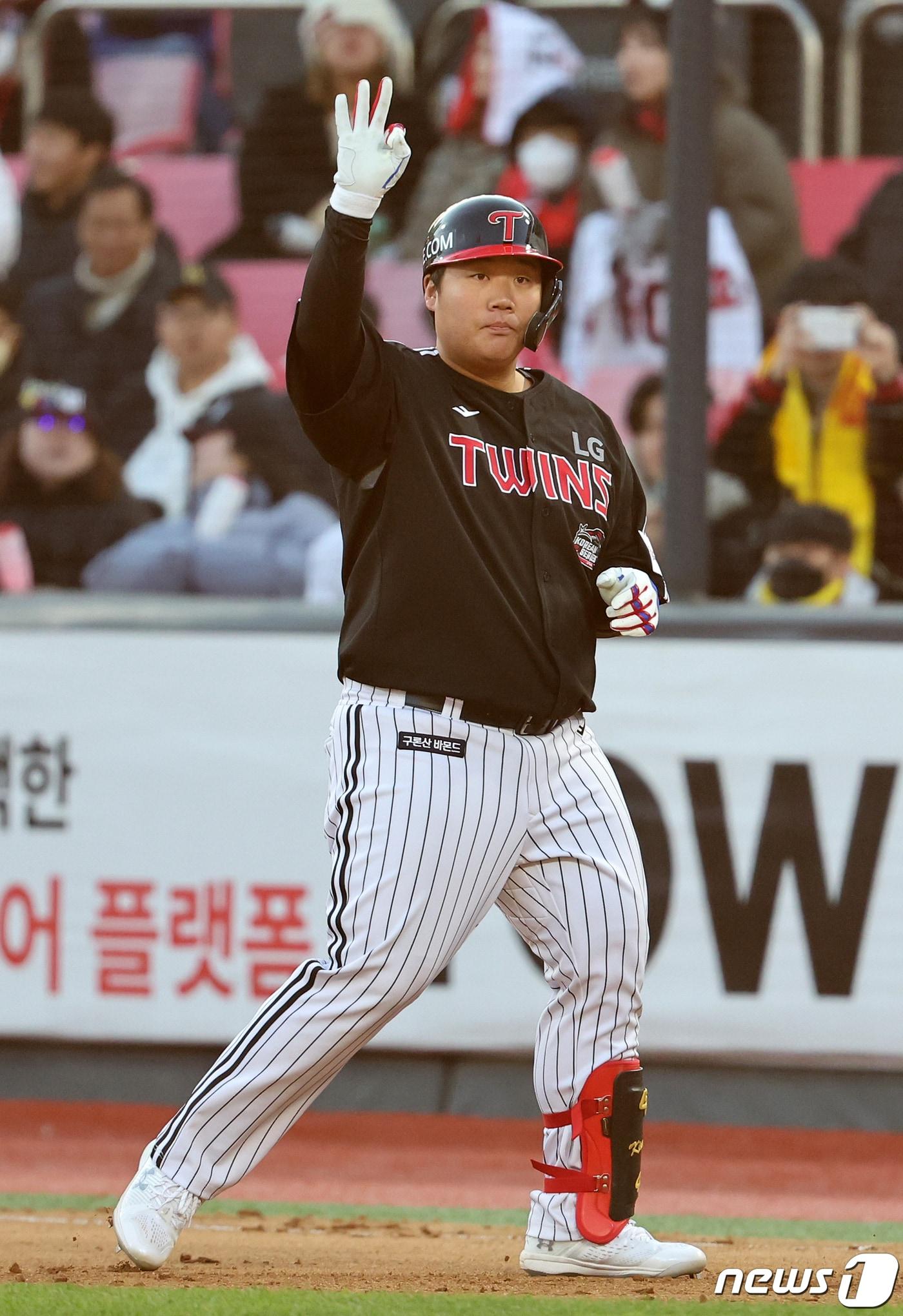 11일 오후 경기도 수원시 장안구 수원KT위즈파크에서 열린 &#39;2023 신한은행 SOL KBO 포스트시즌&#39; 한국시리즈 4차전 kt 위즈와 LG 트윈스의 경기, LG 김범석이 8회초 1사 안타를 친 뒤 세리머니를 하고 있다. 2023.11.11/뉴스1 ⓒ News1 김진환 기자